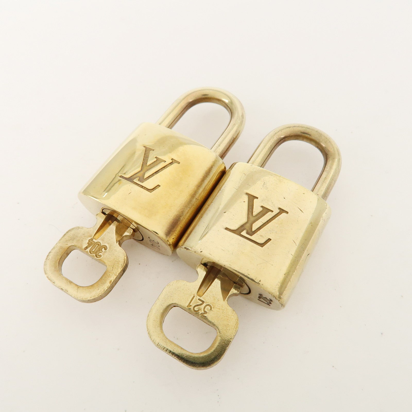 Louis Vuitton Set of 10 Lock 
Key Cadena Key Lock Metal Gold