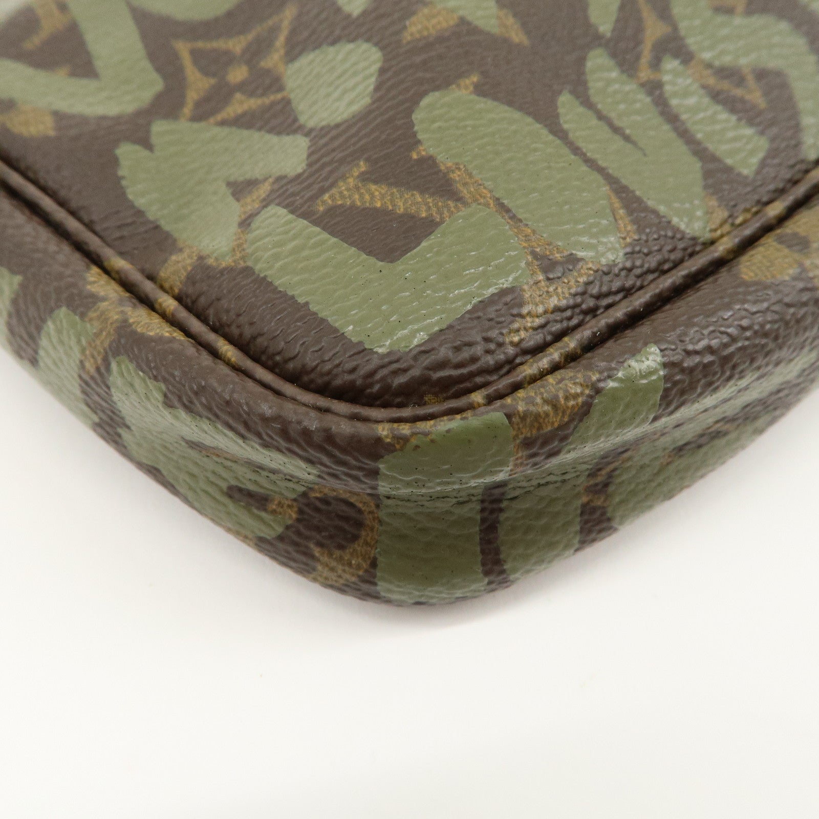 Louis Vuitton Monogram Graffiti Pochette Accessoires M92191