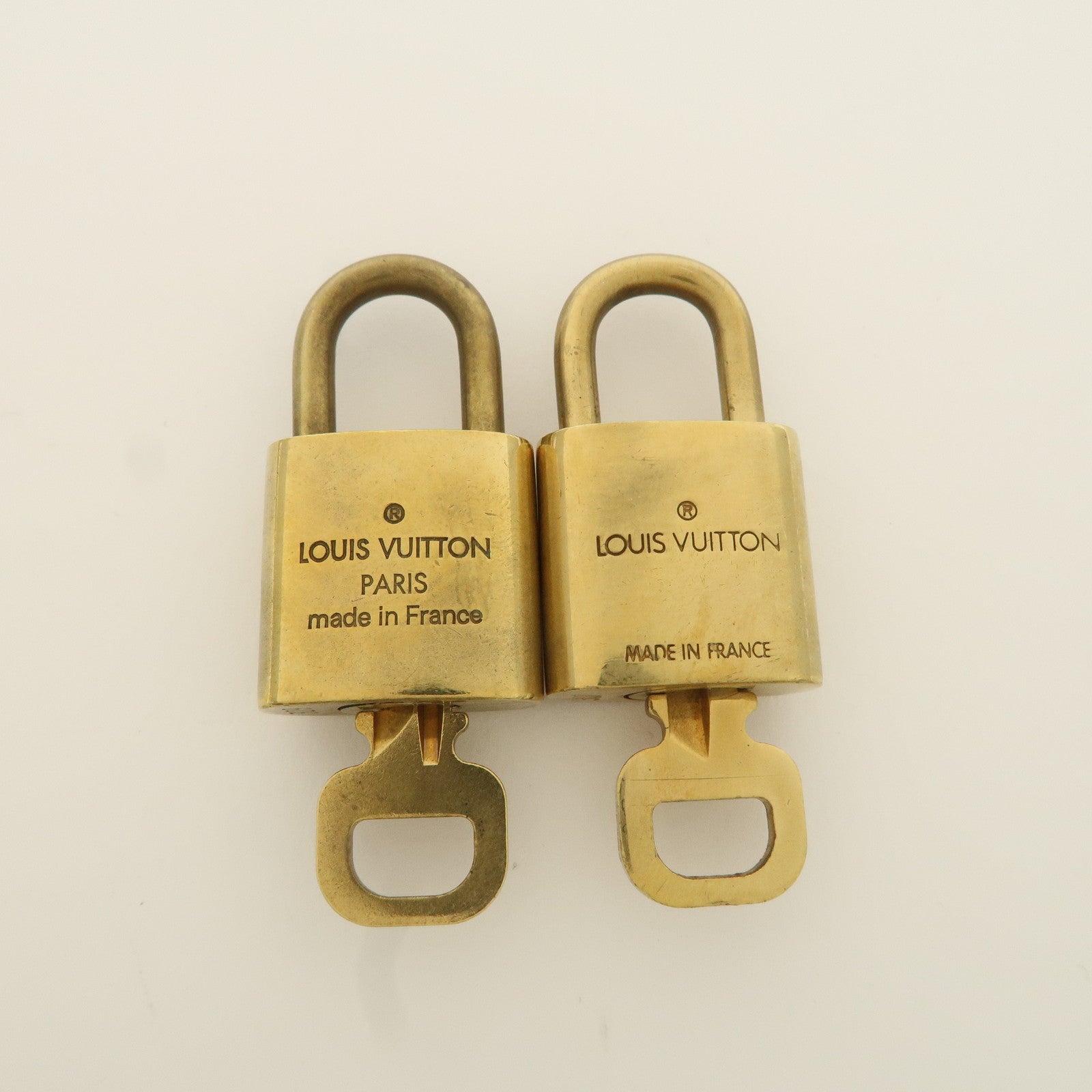 Louis Vuitton Set of 10 Lock 
Key Cadena Key Lock Metal Gold Used