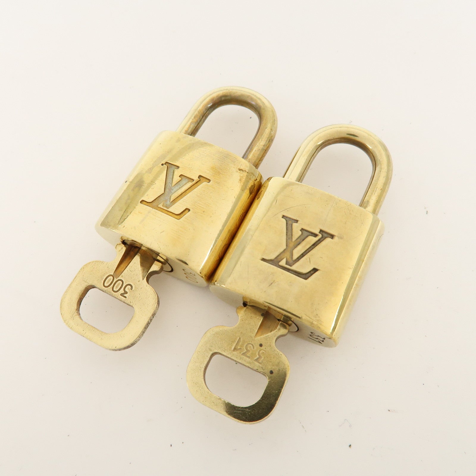 Louis Vuitton Set of 10 Lock 
Key Cadena Key Lock Metal Gold