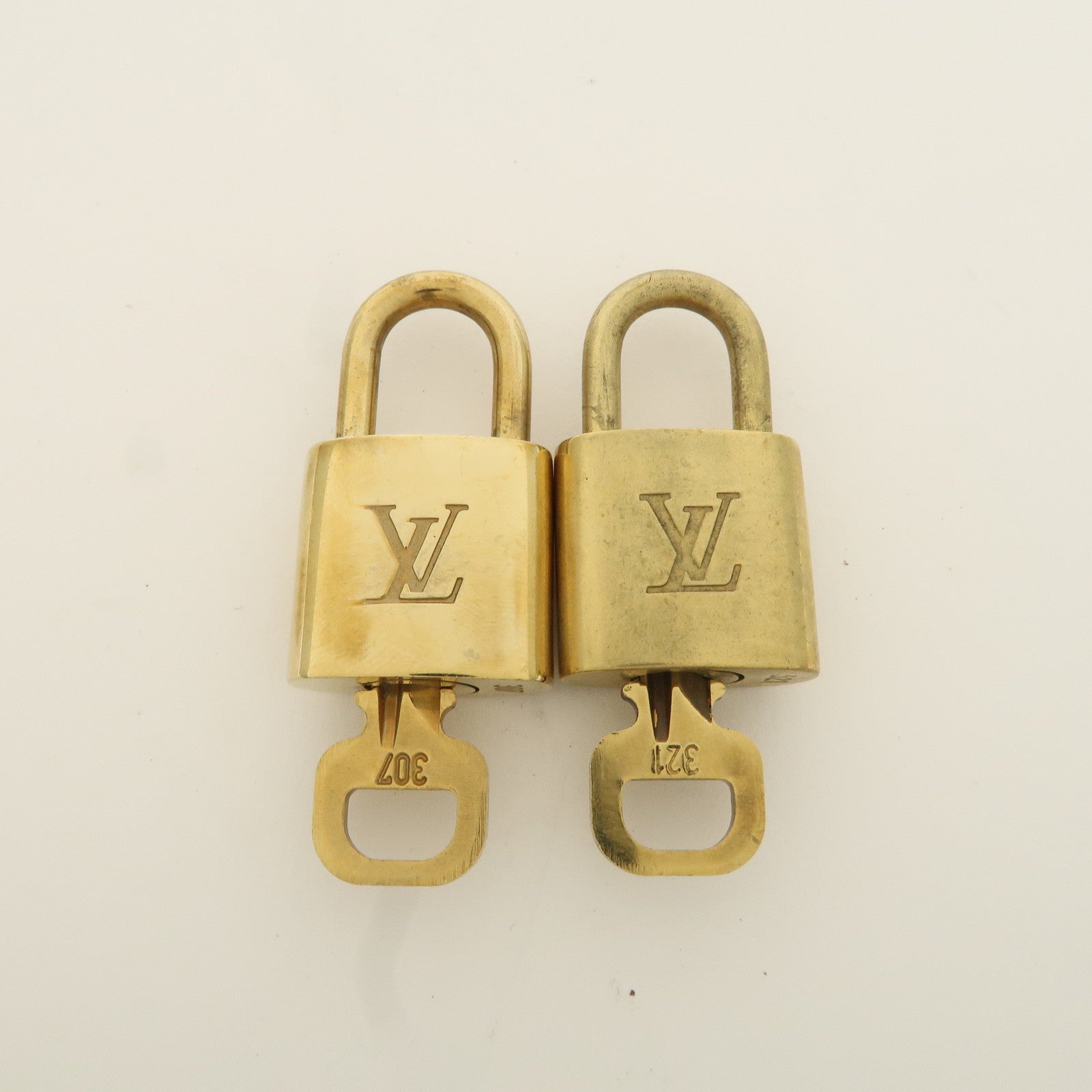 Louis Vuitton Set of 10 Lock 
Key Cadena Key Lock Metal Gold Used