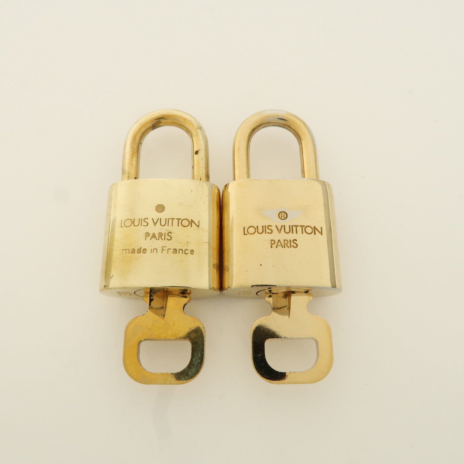 Louis Vuitton Set of 10 Lock 
Key Cadena Key Lock Metal Gold Used