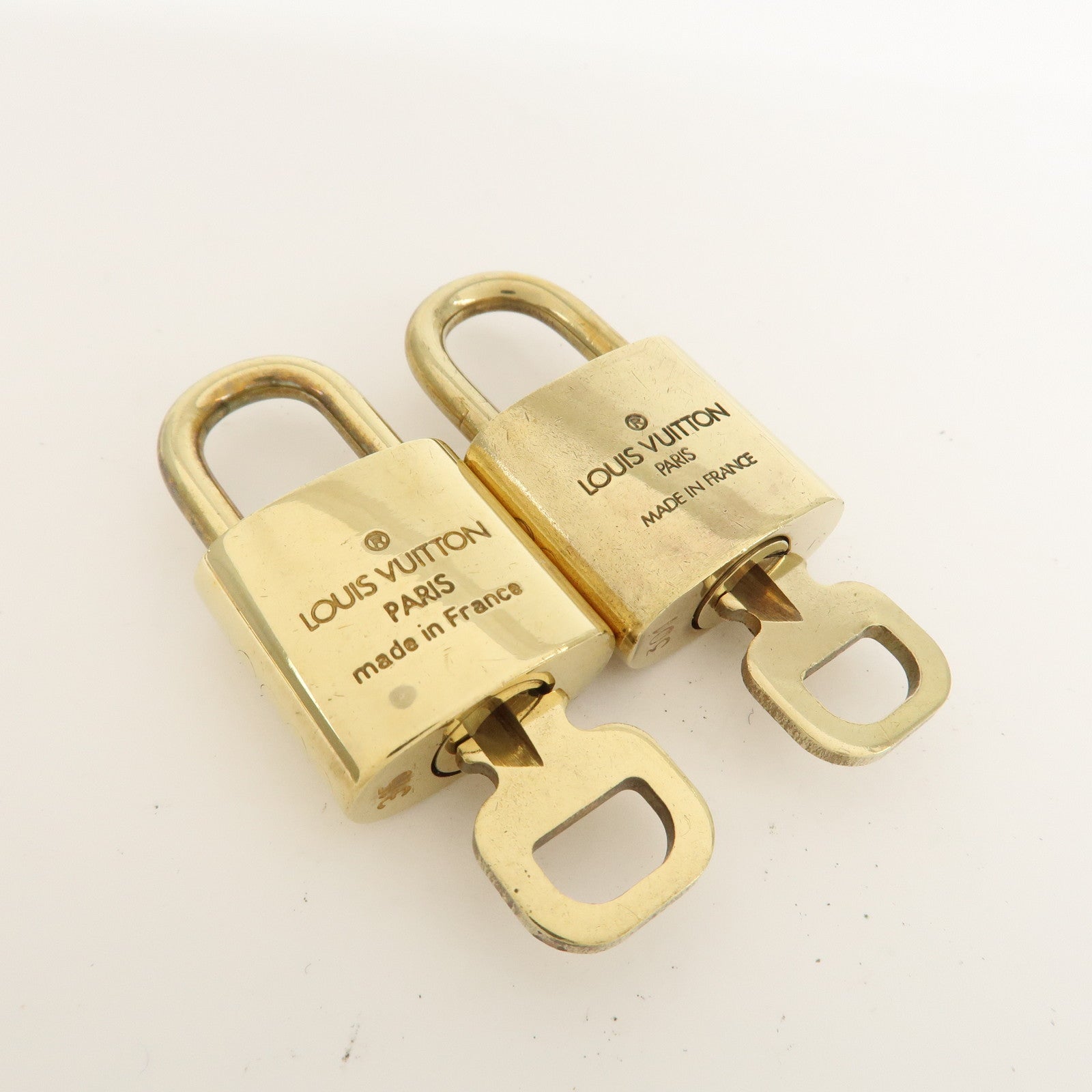 Louis Vuitton Set of 10 Lock 
Key Cadena Key Lock Metal Gold Used