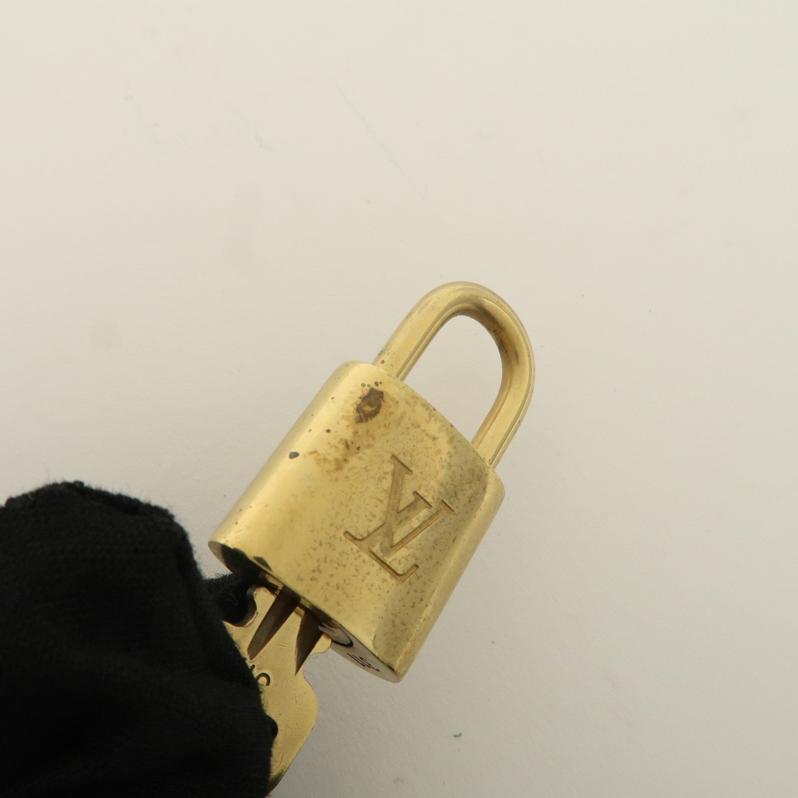 Louis Vuitton Set of 10 Lock 
Key Cadena Key Lock Metal Gold Used