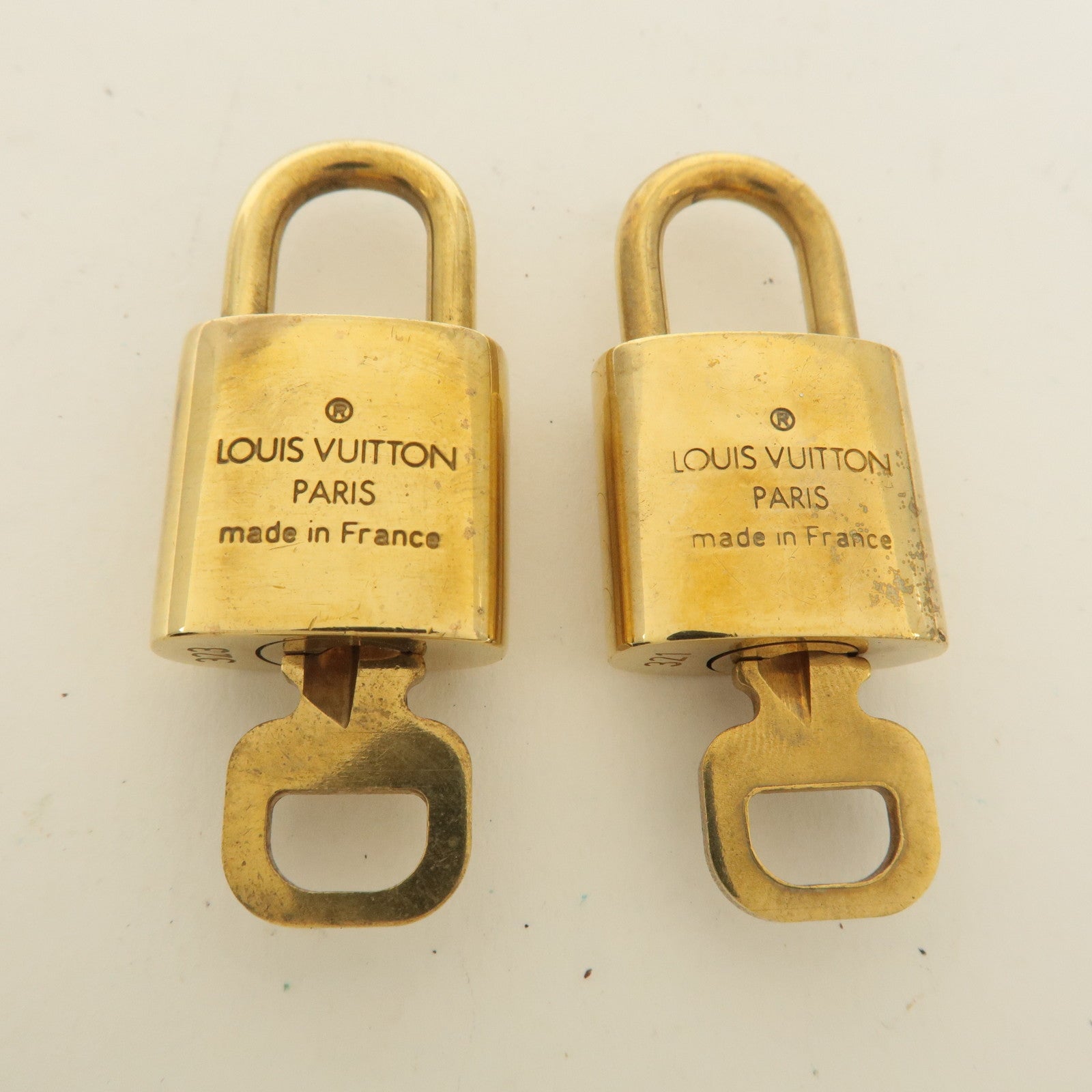 Louis Vuitton Set of 10 Lock 
Key Cadena Key Lock Gold