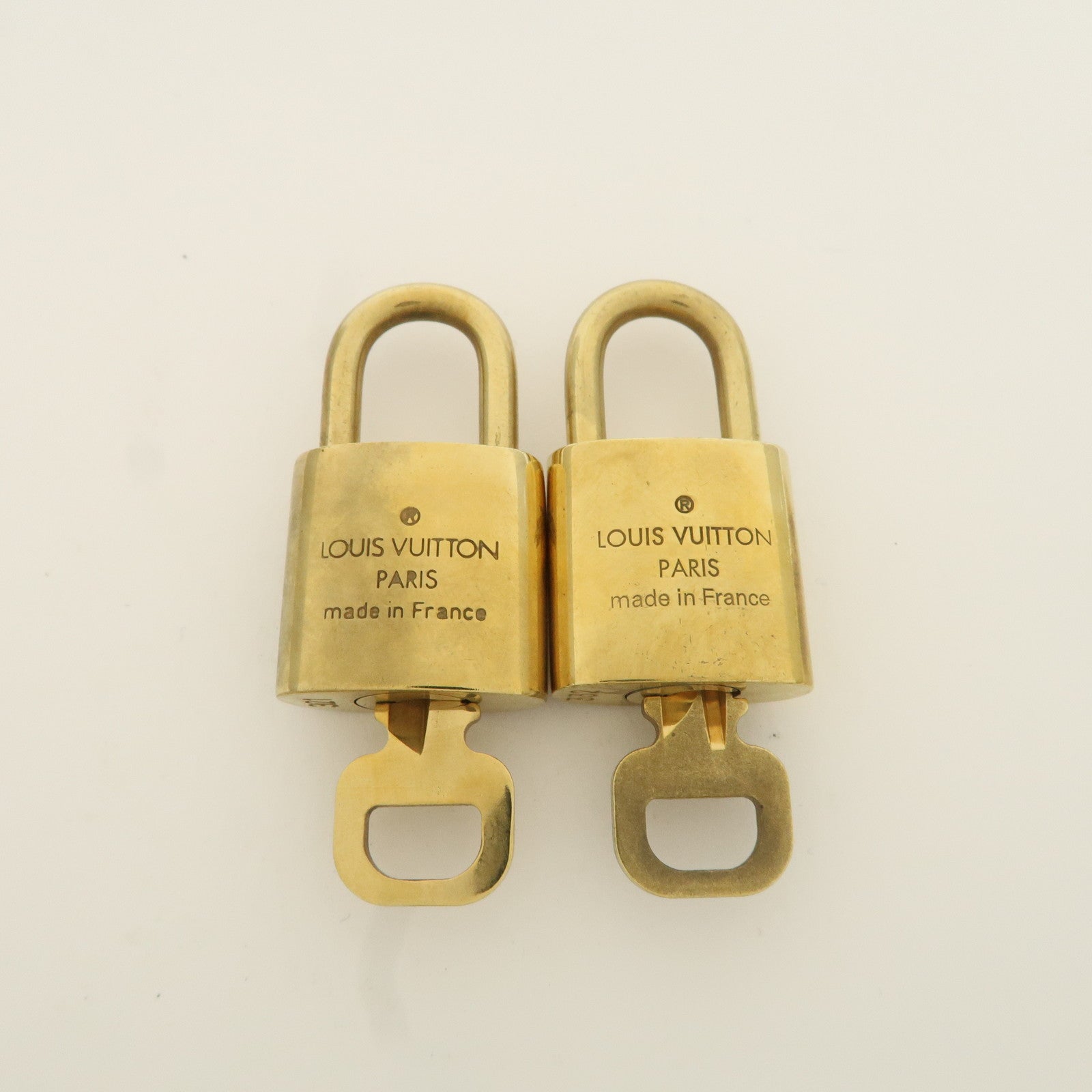 Louis Vuitton Set of 10 Lock 
Key Cadena Key Lock Metal Gold Used