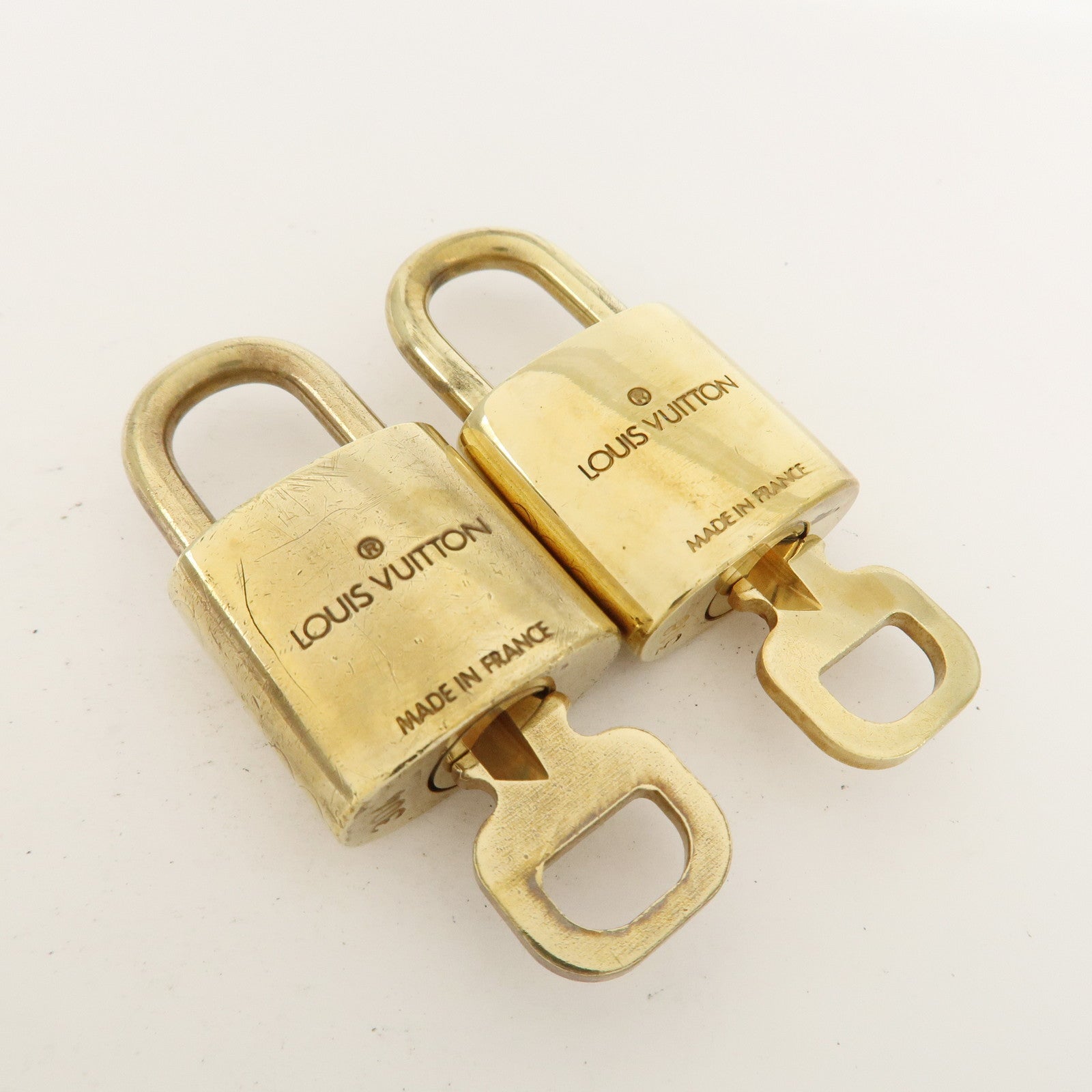 Louis Vuitton Set of 10 Lock 
Key Cadena Key Lock Metal Gold