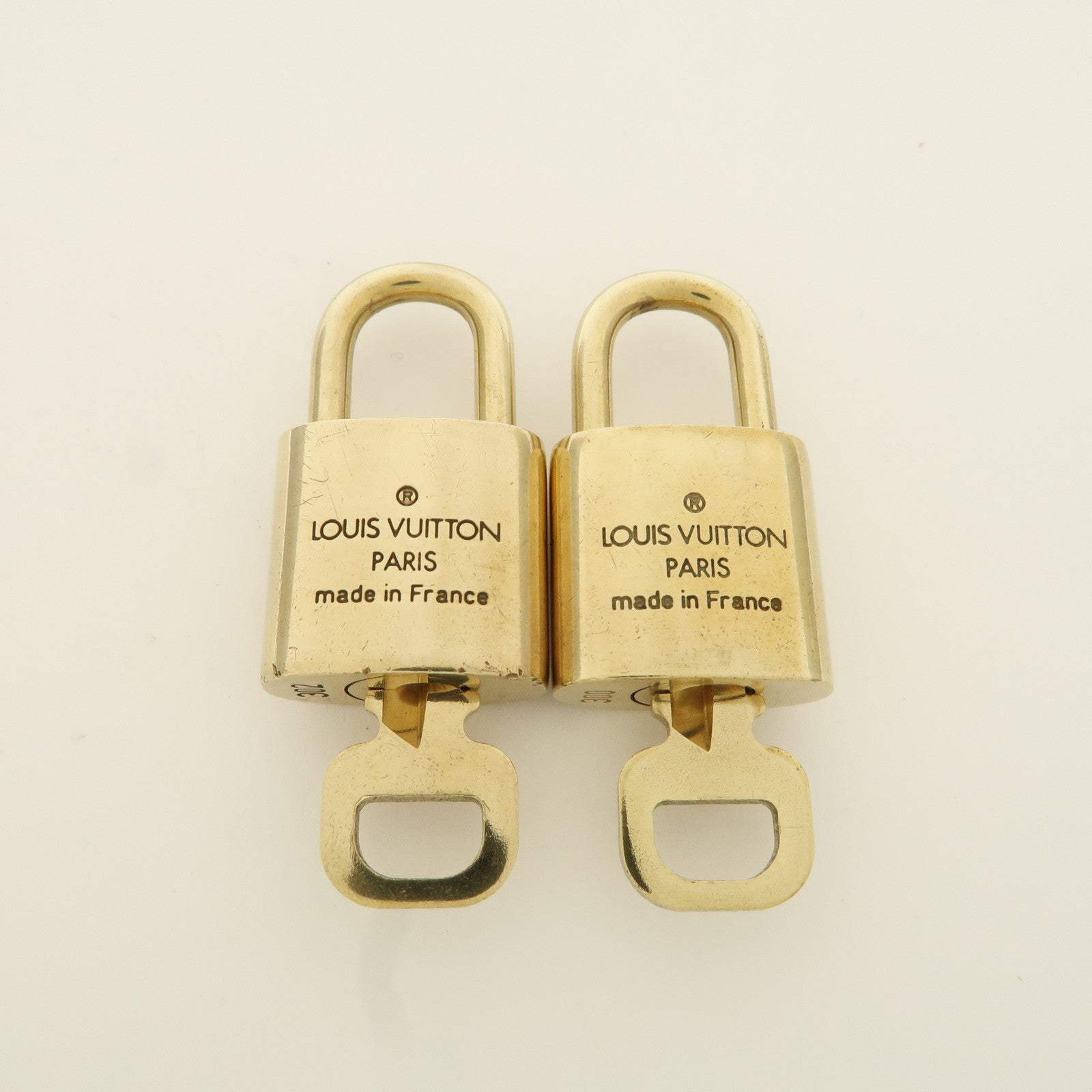 Louis Vuitton Set of 10 Lock 
Key Cadena Key Lock Metal Gold Used