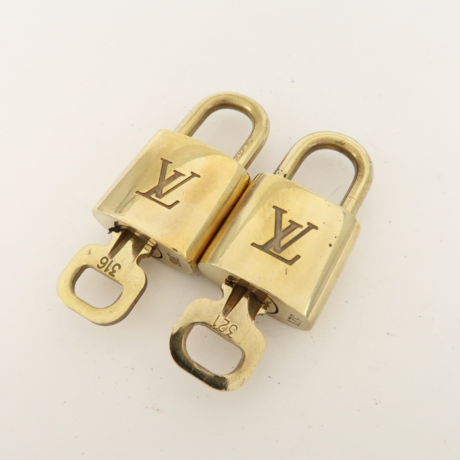 Louis Vuitton Set of 10 Lock 
Key Cadena Key Lock Metal Gold Used