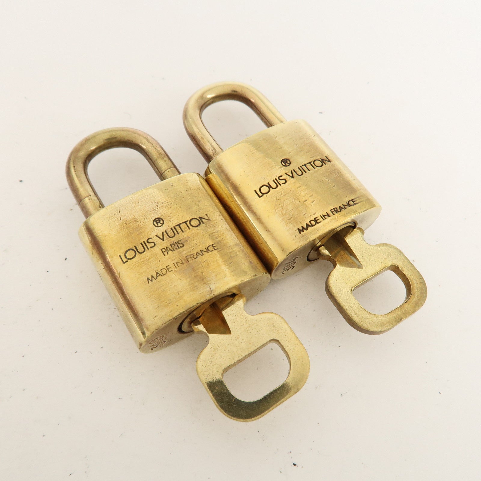 Louis Vuitton Set of 10 Lock 
Key Cadena Key Lock Metal Gold