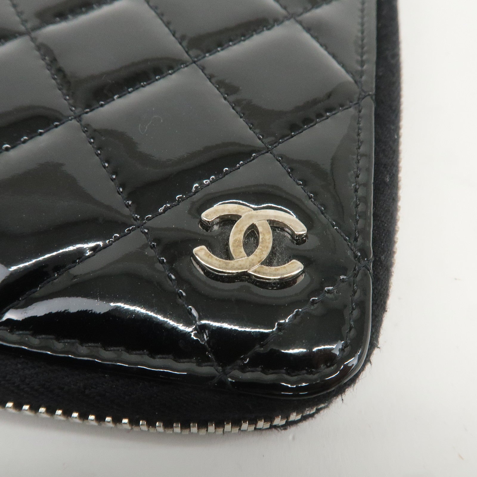 CHANEL Matelasse Patent Leather Round Zipper Notebook Cover