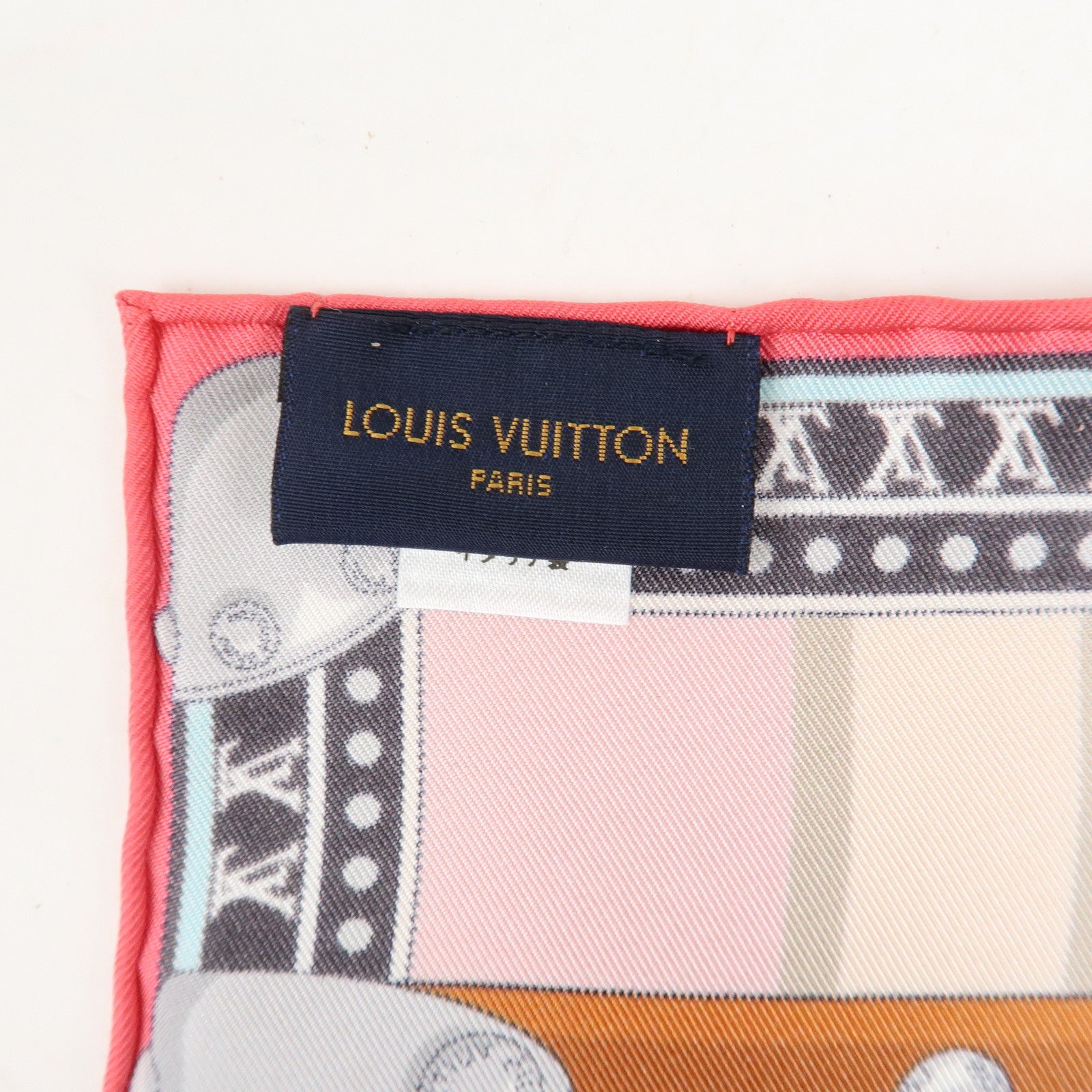 Louis Vuitton Monogram Silk 100%  Carre 45 Trunk in Love M77558