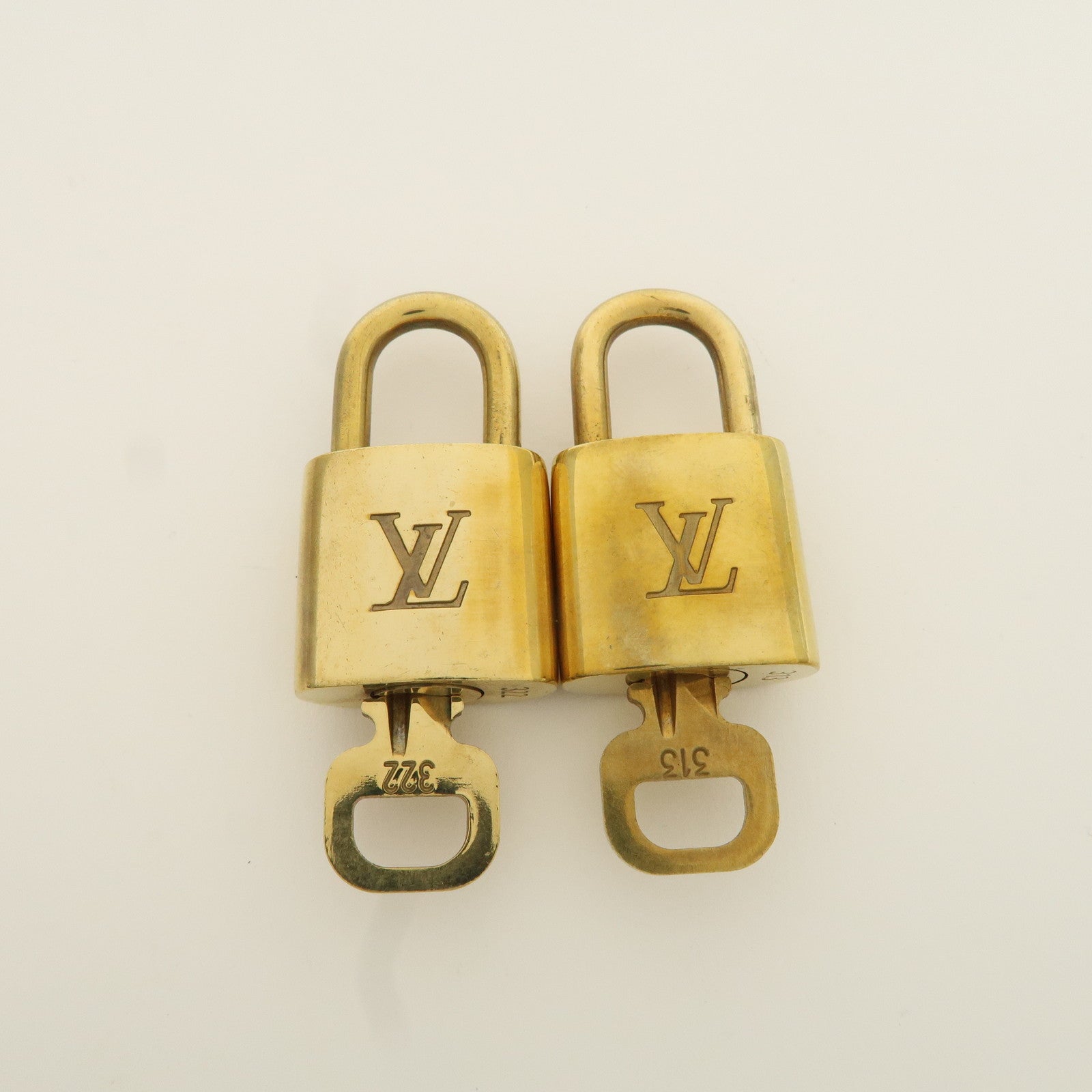 Louis Vuitton Set of 10 Lock 
Key Cadena Key Lock Metal Gold Used