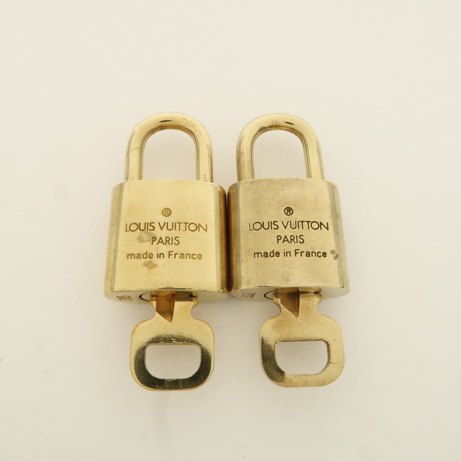 Louis Vuitton Set of 10 Lock 
Key Cadena Key Lock Metal Gold Used