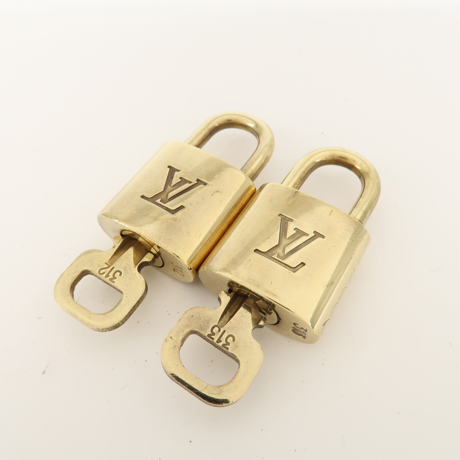 Louis Vuitton Set of 10 Lock 
Key Cadena Key Lock Metal Gold Used