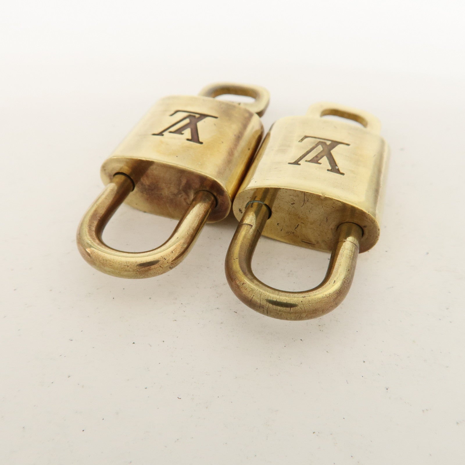 Louis Vuitton Set of 10 Lock 
Key Cadena Key Lock Metal Gold