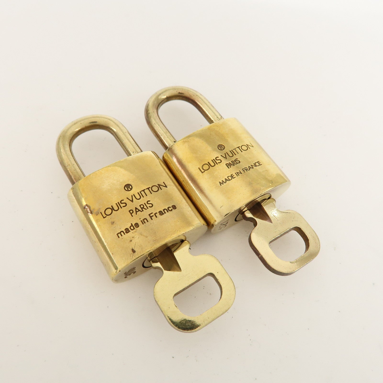 Louis Vuitton Set of 10 Lock 
Key Cadena Key Lock Metal Gold Used