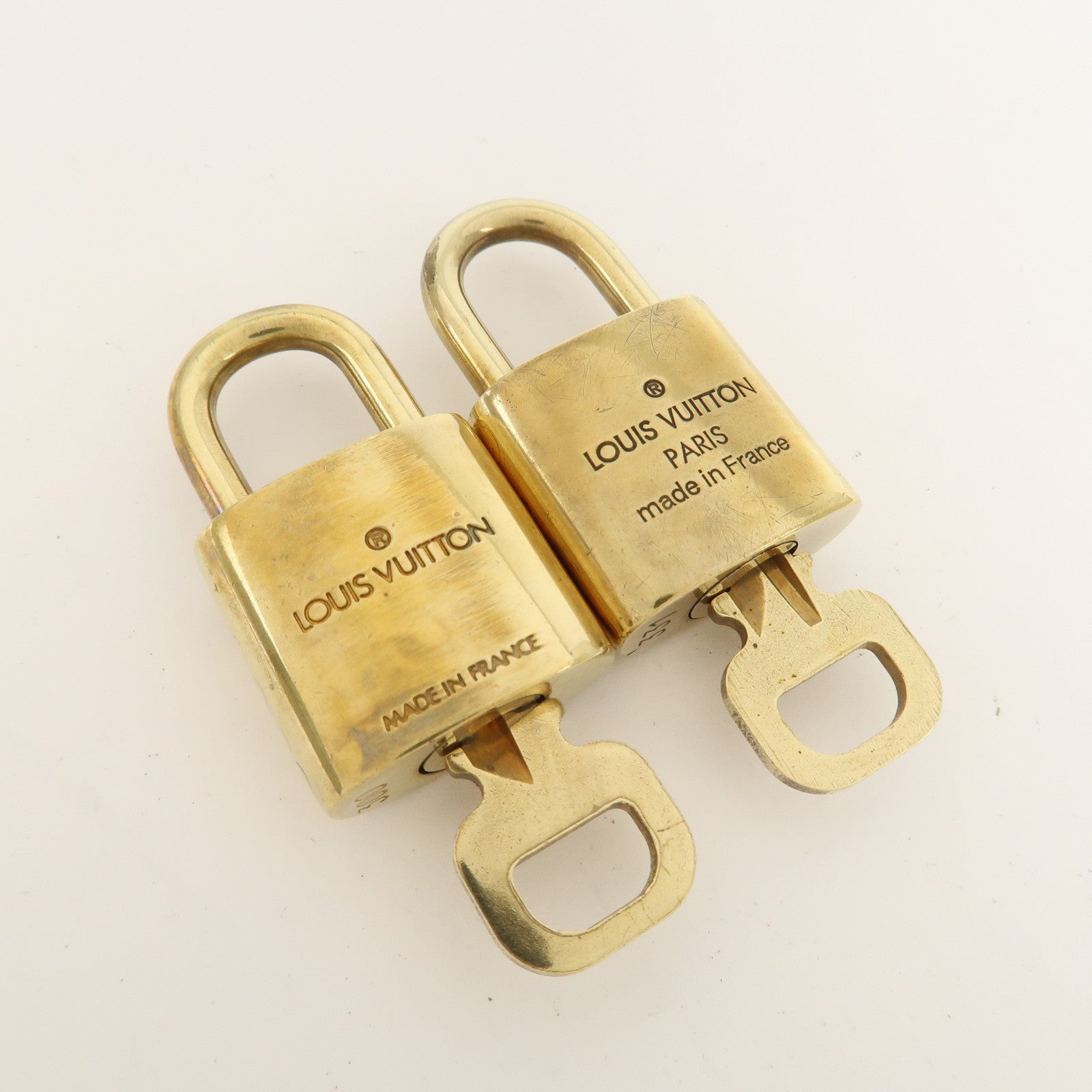 Louis Vuitton Set of 10 Lock 
Key Cadena Key Lock Metal Gold