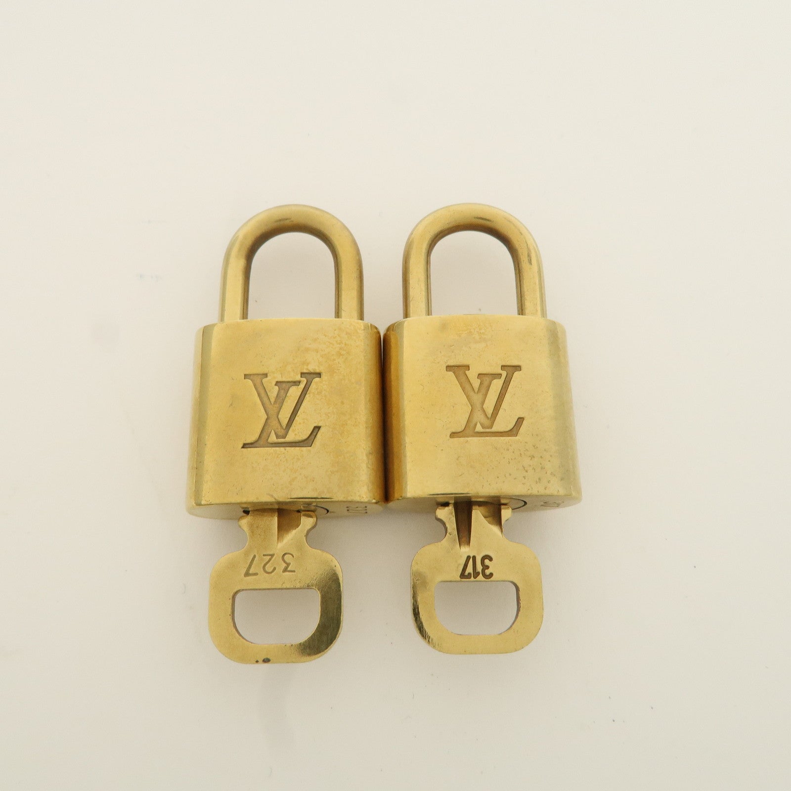 Louis Vuitton Set of 10 Lock 
Key Cadena Key Lock Metal Gold Used