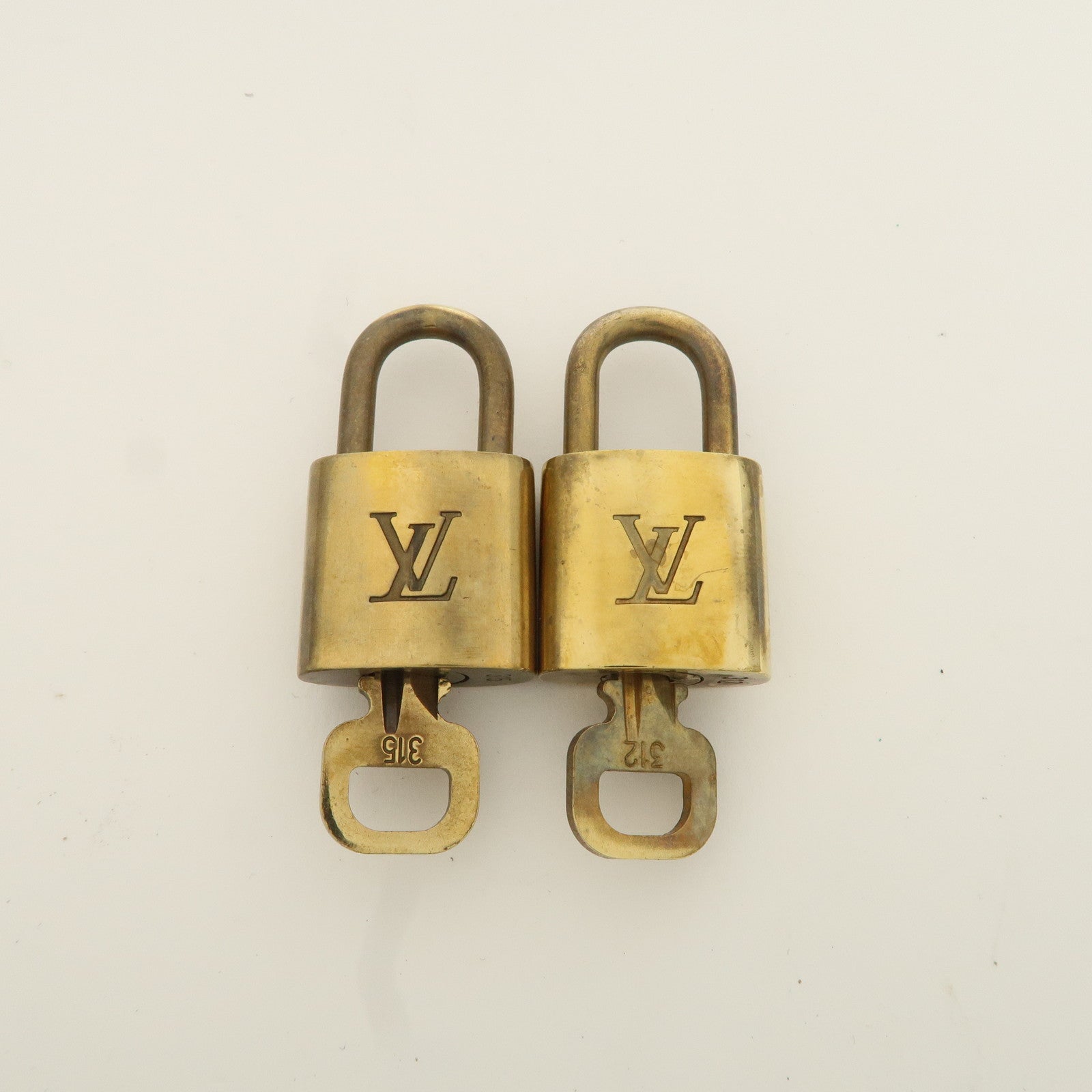 Louis Vuitton Set of 10 Lock 
Key Cadena Key Lock Metal Gold Used