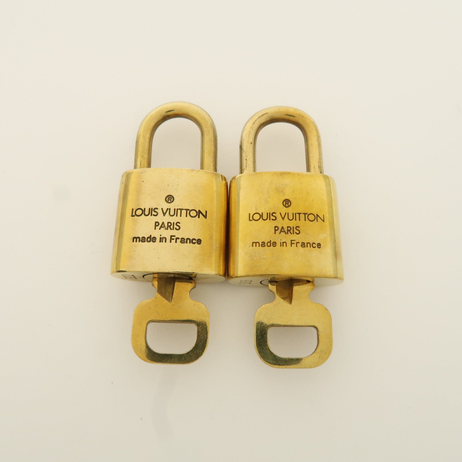 Louis Vuitton Set of 10 Lock 
Key Cadena Key Lock Metal Gold Used