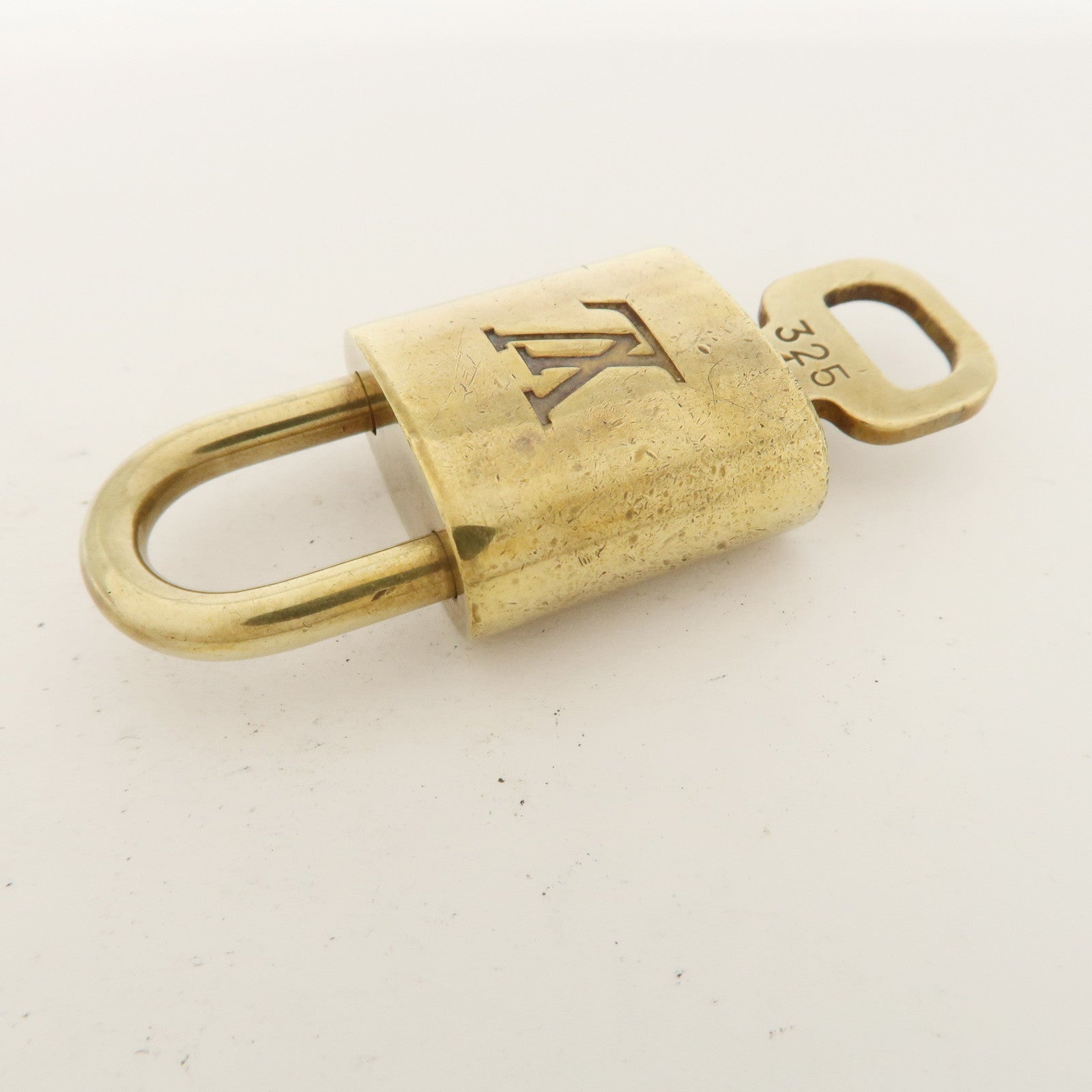 Louis Vuitton Set of 10 Lock 
Key Cadena Key Lock Metal Gold