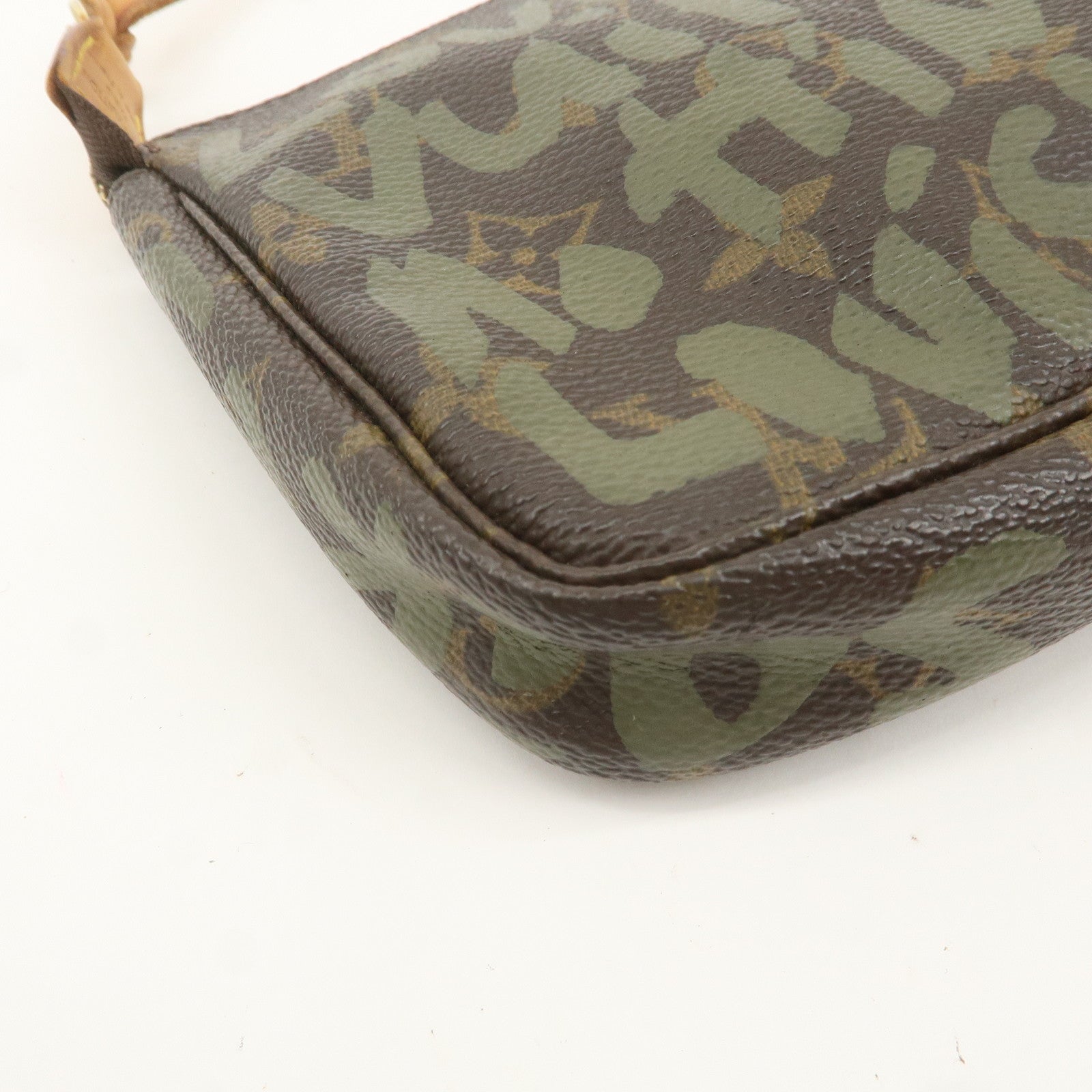 Louis Vuitton Monogram Graffiti Pochette Accessoires M92191