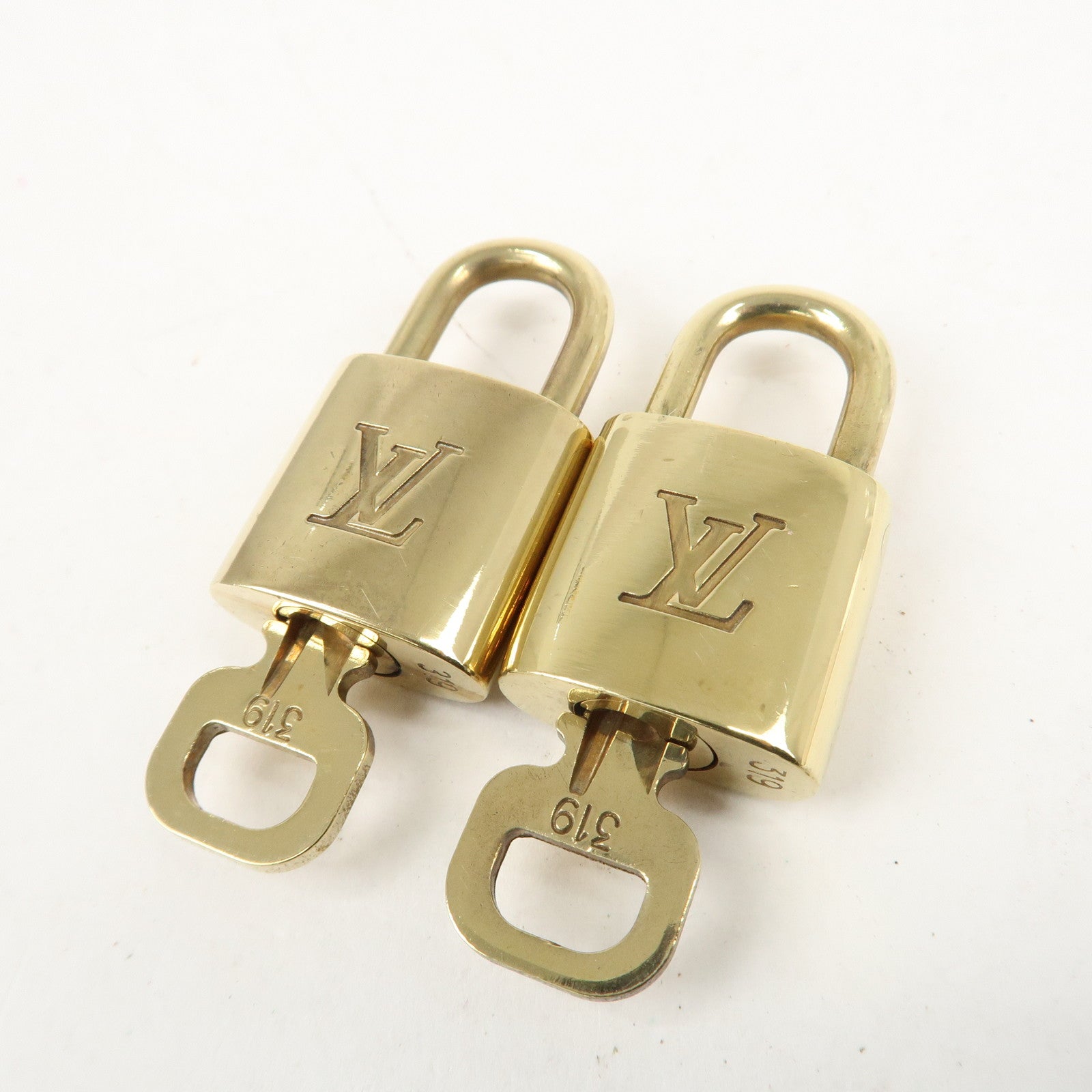 Louis Vuitton Set of 10 Lock 
Key Cadena Key Lock Metal Gold Used