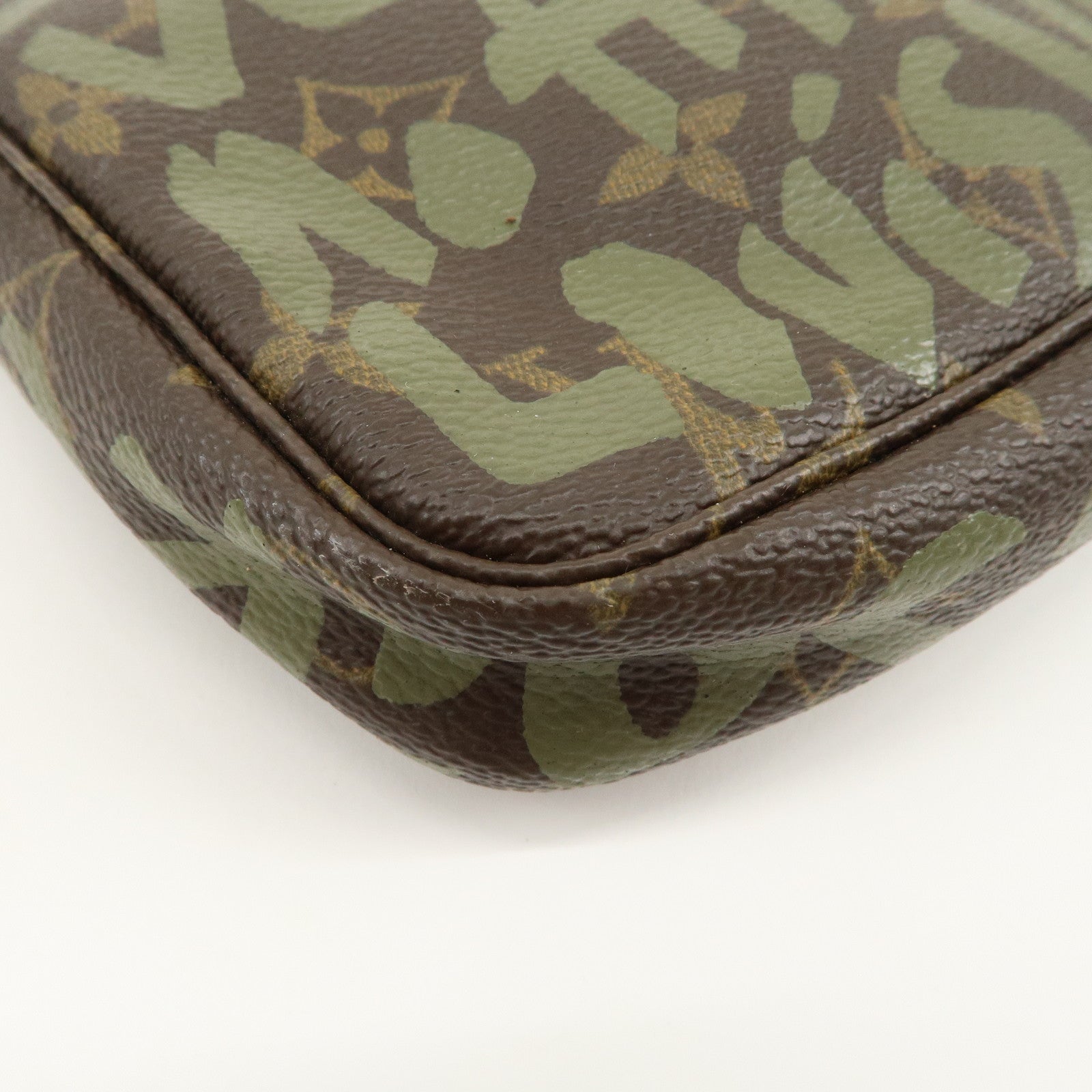 Louis Vuitton Monogram Graffiti Pochette Accessoires M92191