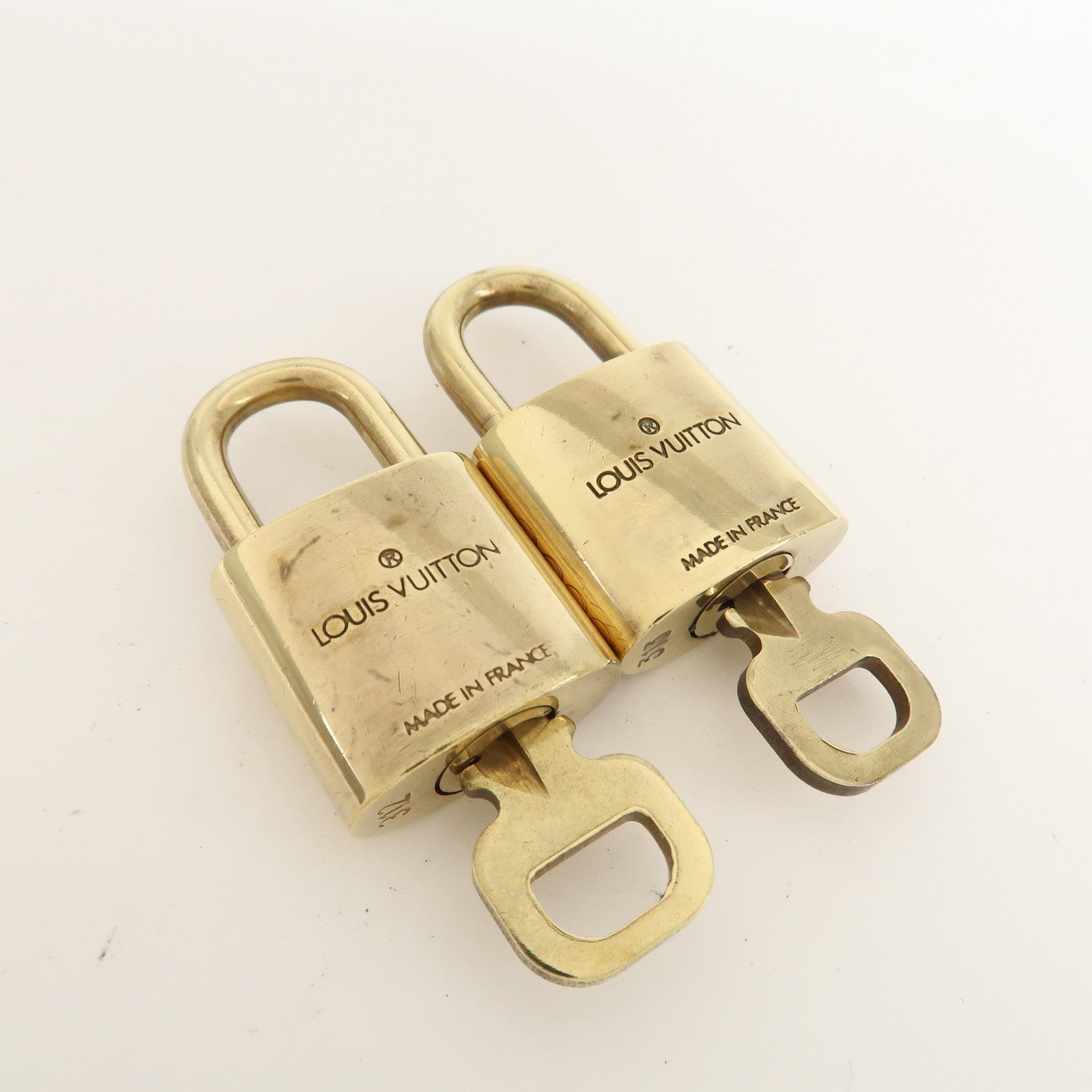 Louis Vuitton Set of 10 Lock 
Key Cadena Key Lock Metal Gold Used