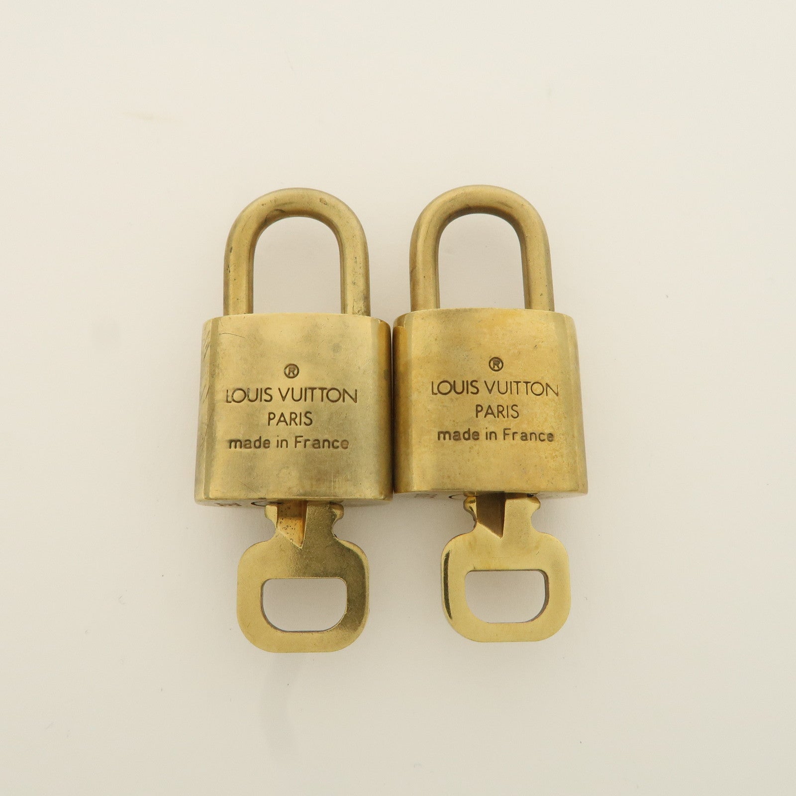 Louis Vuitton Set of 10 Lock 
Key Cadena Key Lock Metal Gold Used