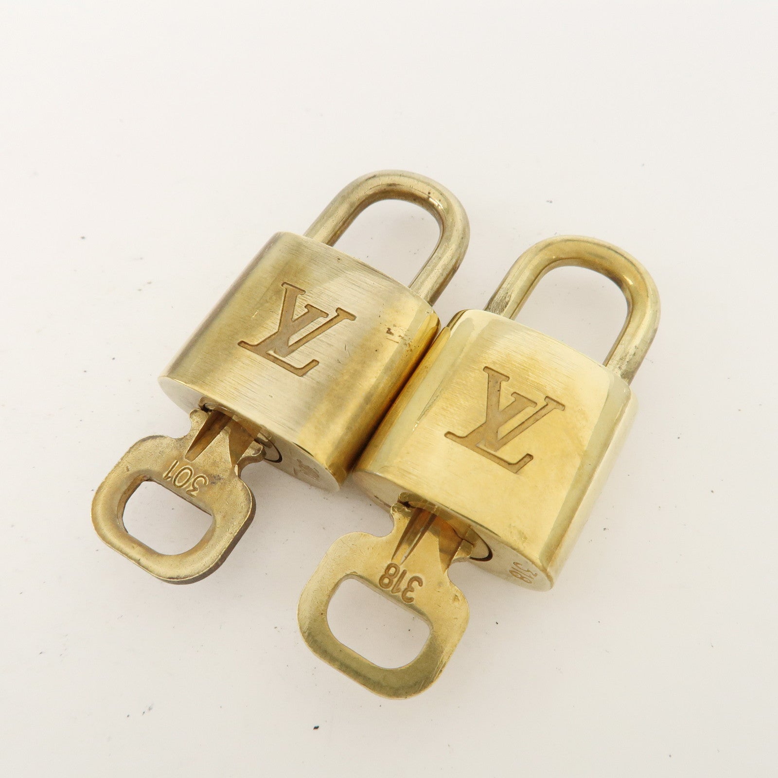 Louis Vuitton Set of 10 Lock 
Key Cadena Key Lock Metal Gold