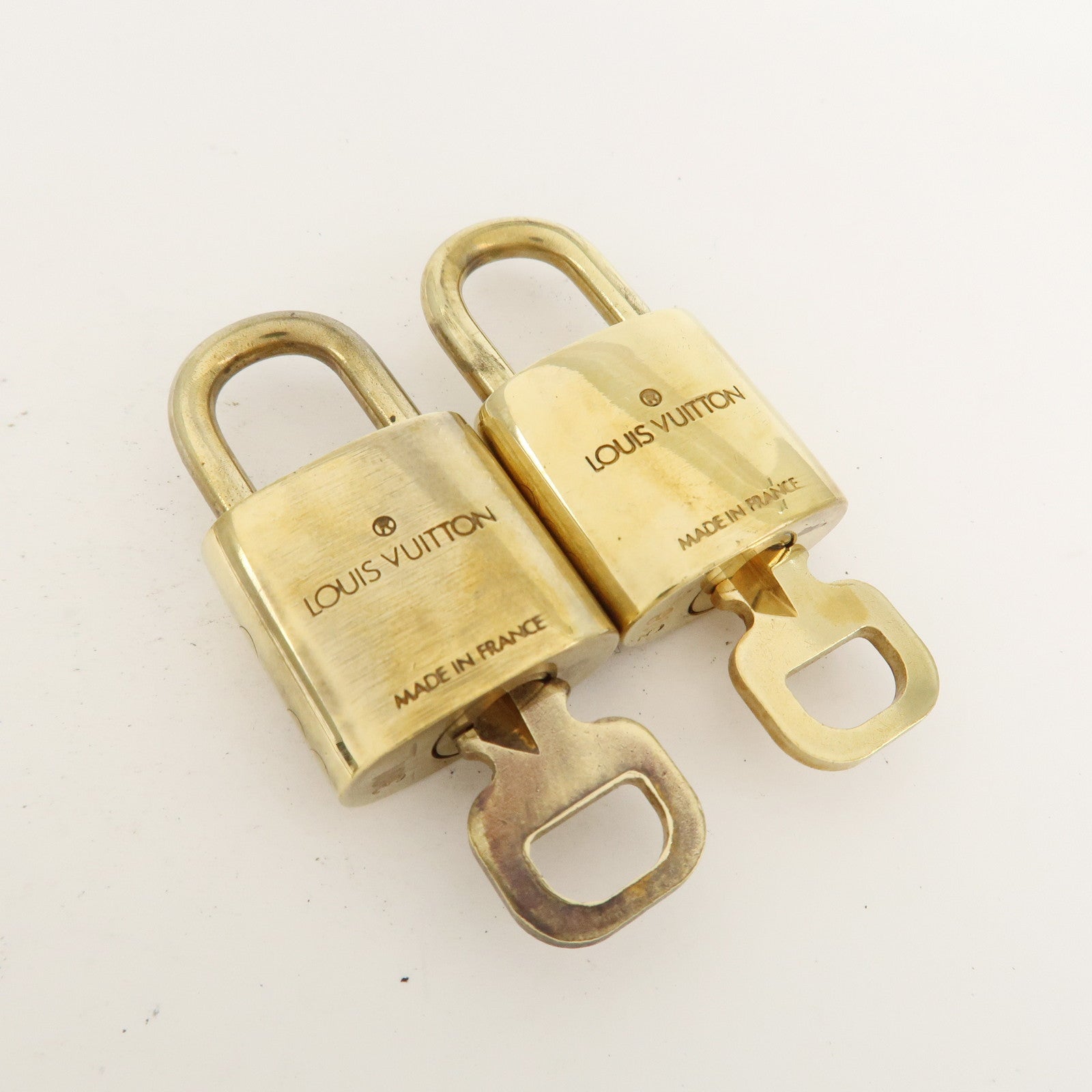 Louis Vuitton Set of 10 Lock 
Key Cadena Key Lock Metal Gold