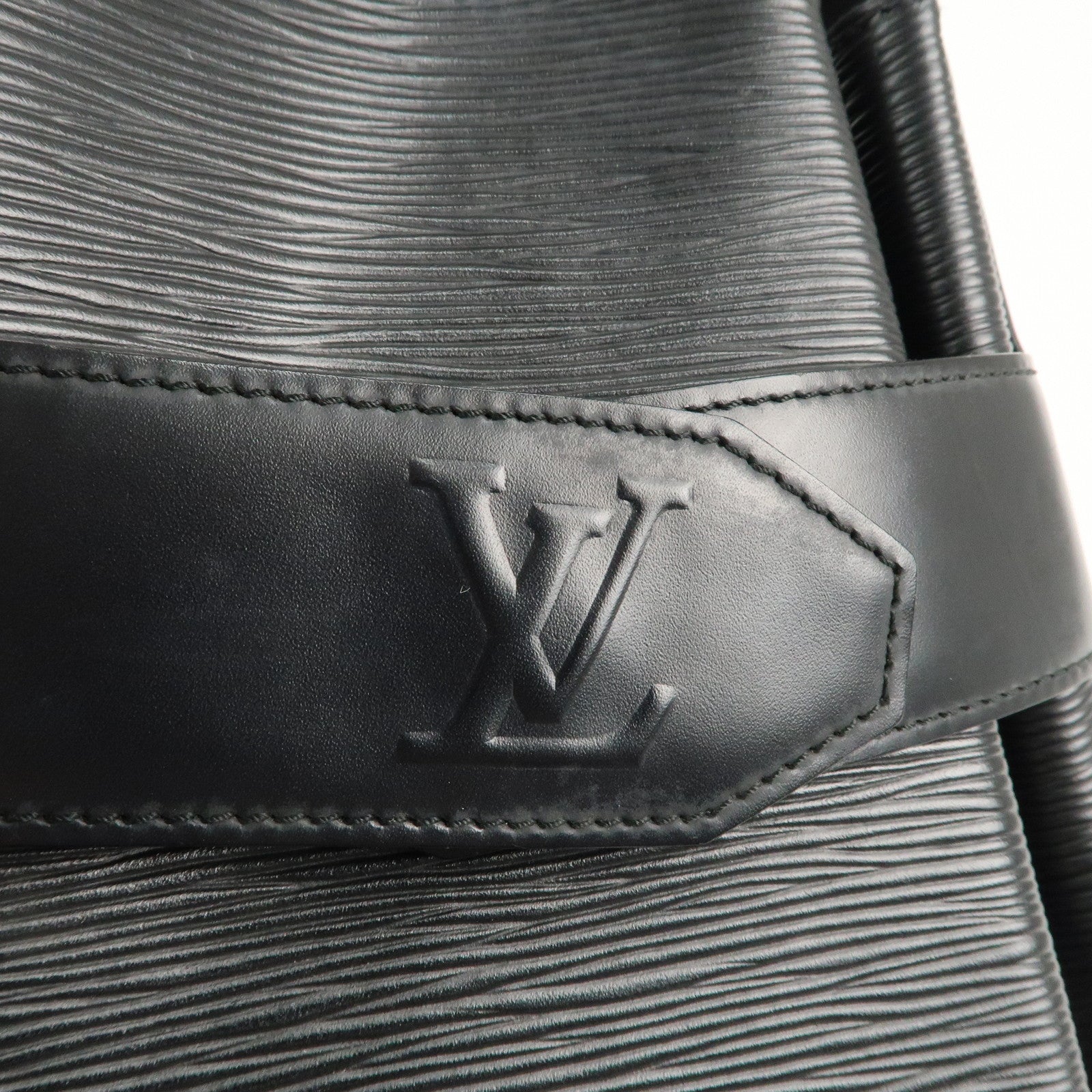 Louis Vuitton Epi Sac D
epaule PM Bucket Bag Noir Black M80157