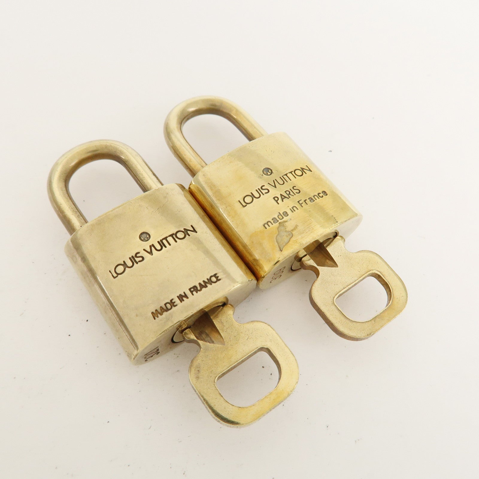 Louis Vuitton Set of 10 Lock 
Key Cadena Key Lock Metal Gold