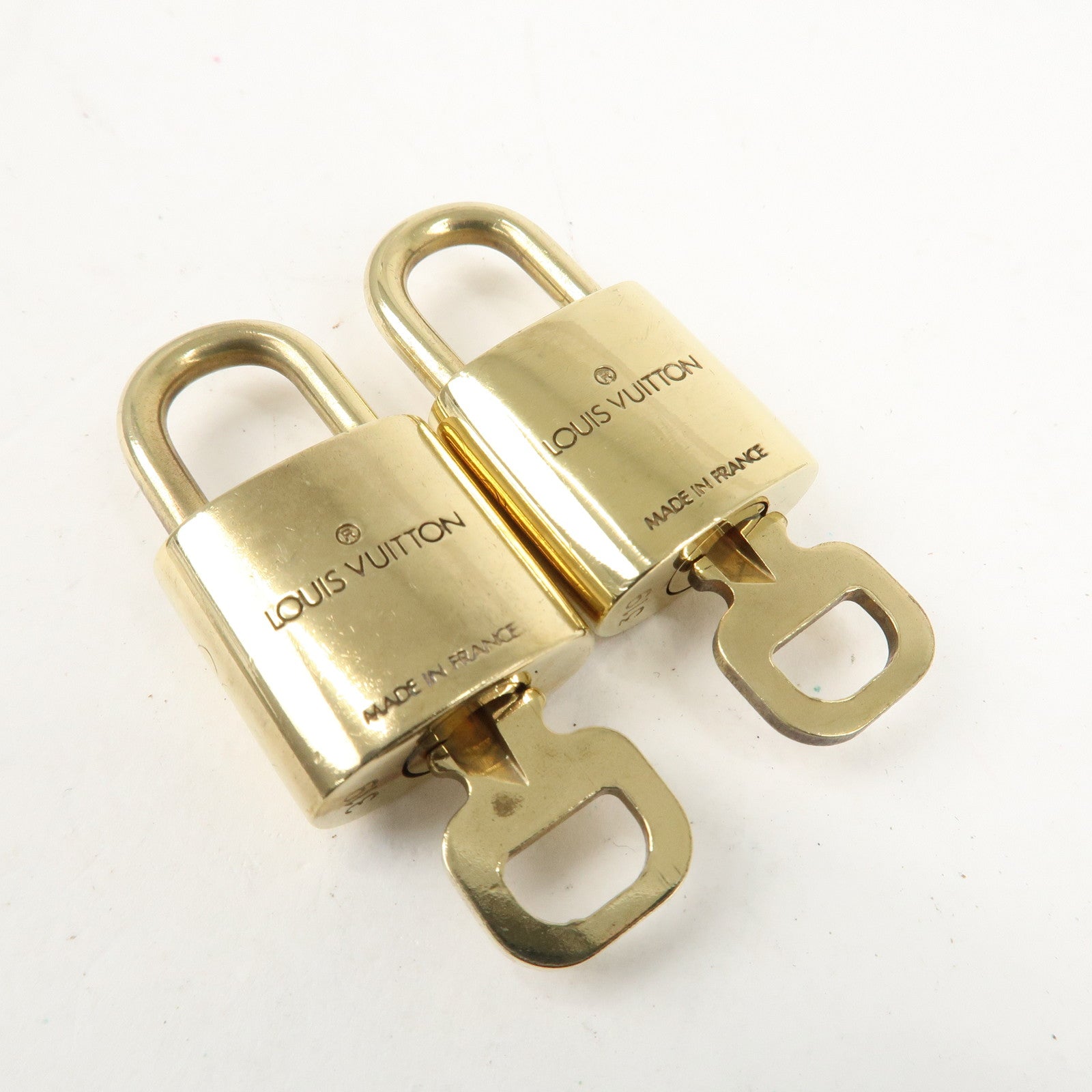 Louis Vuitton Set of 10 Lock 
Key Cadena Key Lock Metal Gold Used