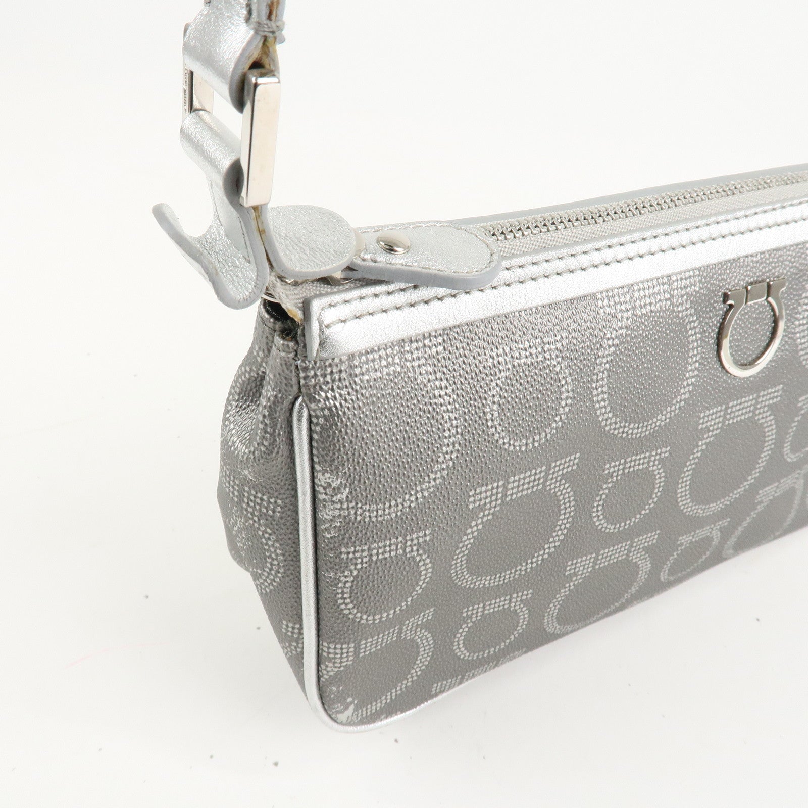 Ferragamo Gancini Leather One Shoulder Bag Silver Silver Hardware Used