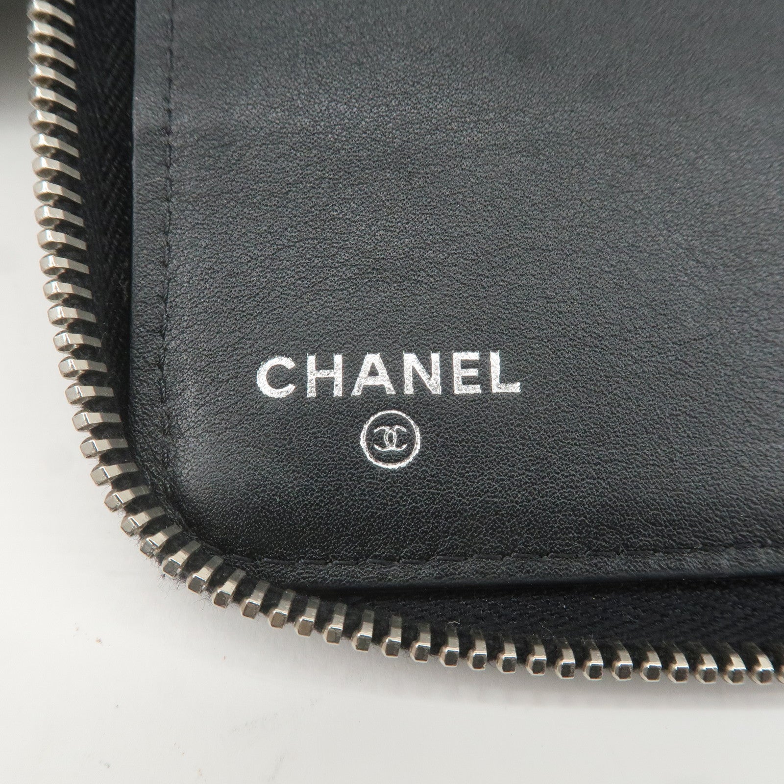 CHANEL Matelasse Patent Leather Round Zipper Notebook Cover