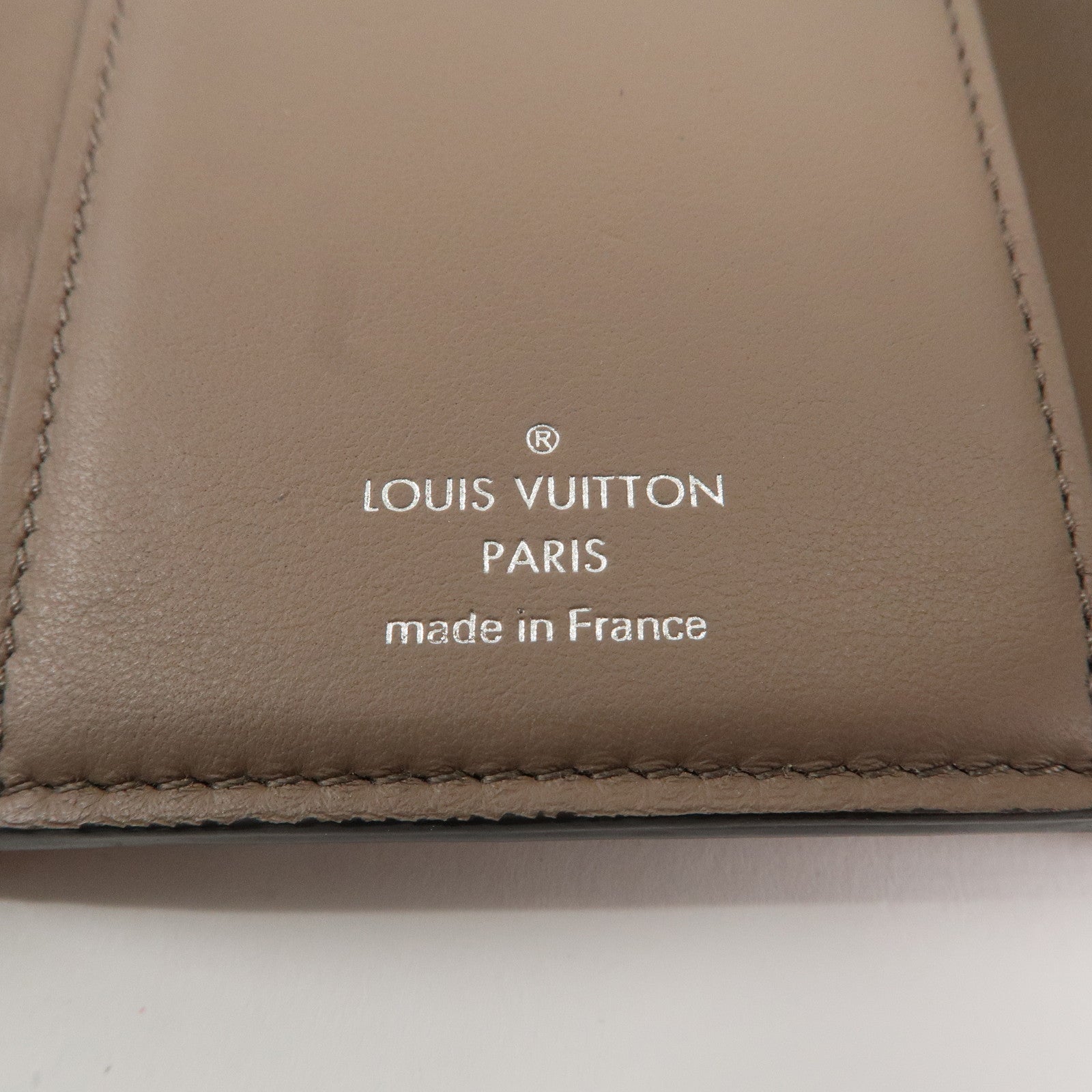 Louis Vuitton Portefeuille Capucine Compact Wallet Magnolia M62156