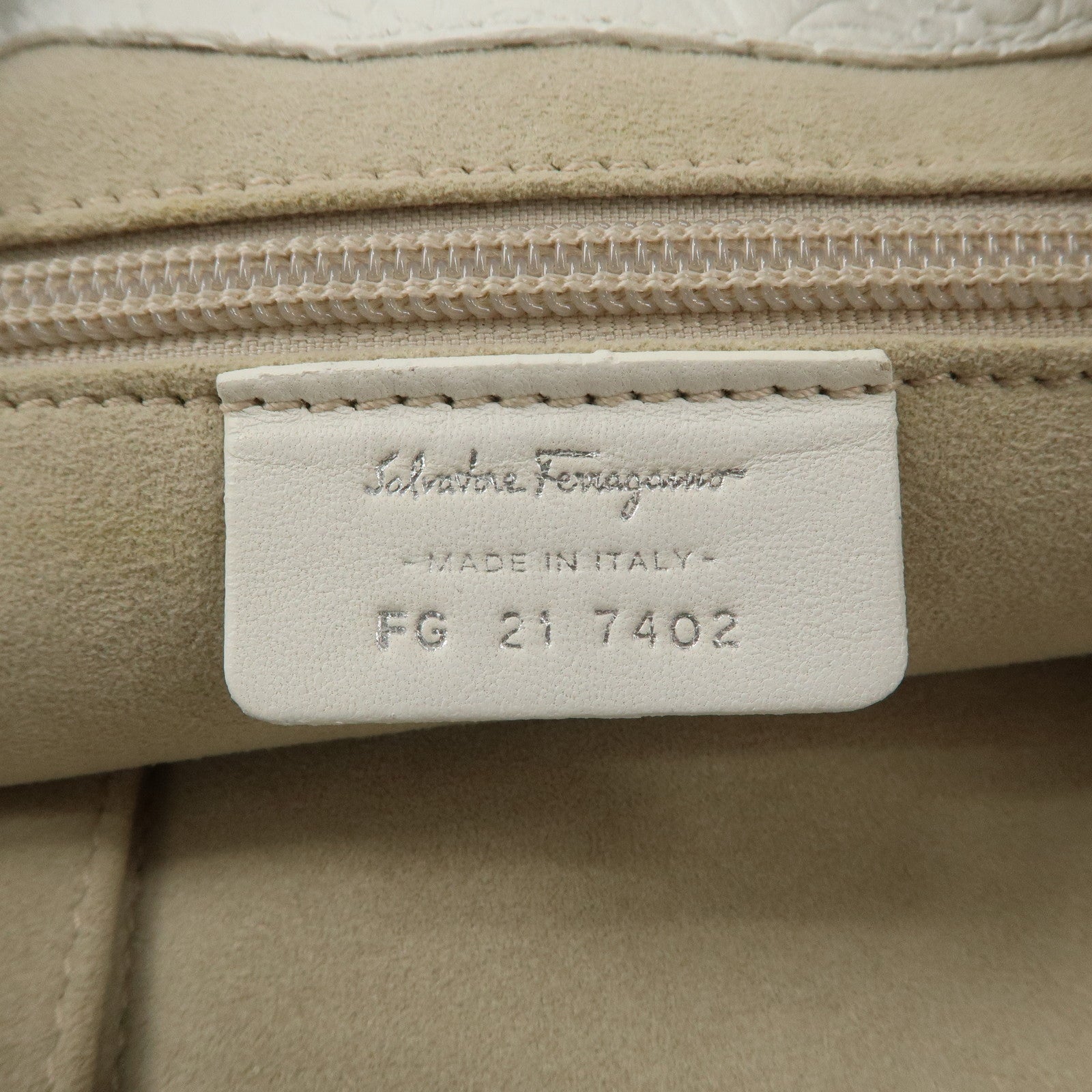 Ferragamo Leather Shoulder Bag White FG217402