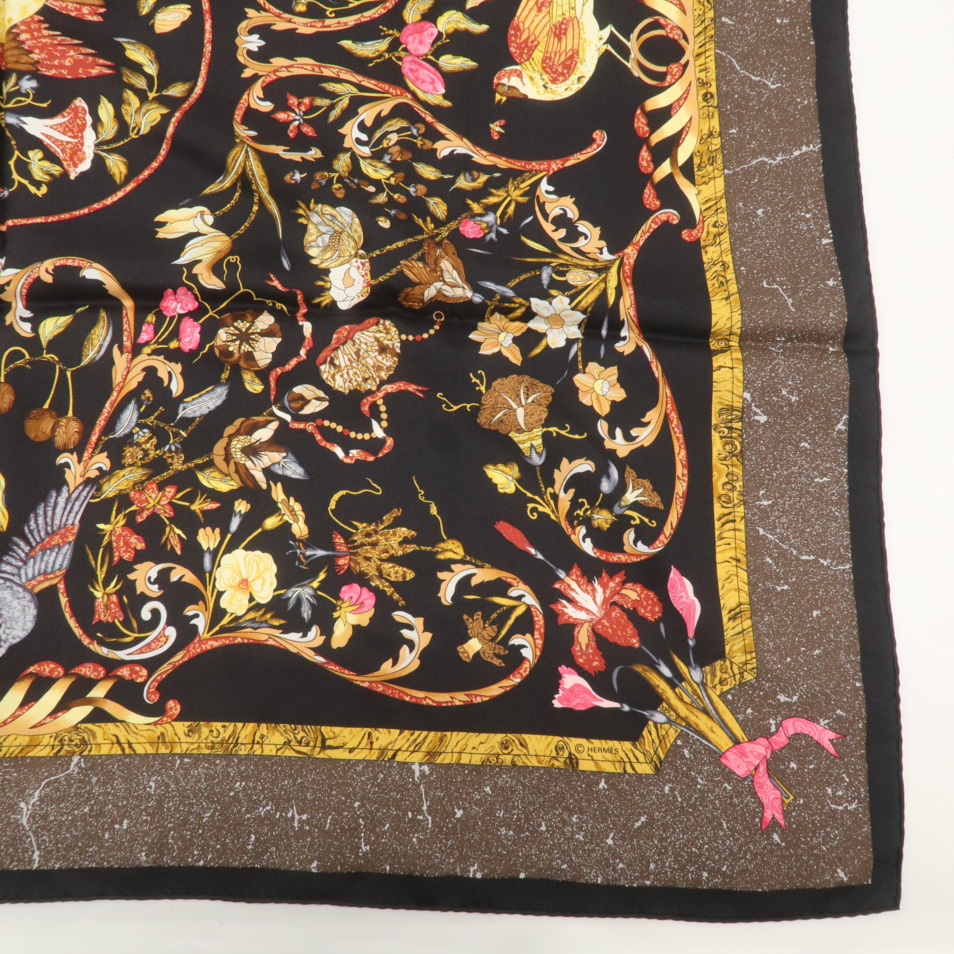 HERMES Carre 90 Silk 100% Scarf Pierres d
Orient et d
Occident