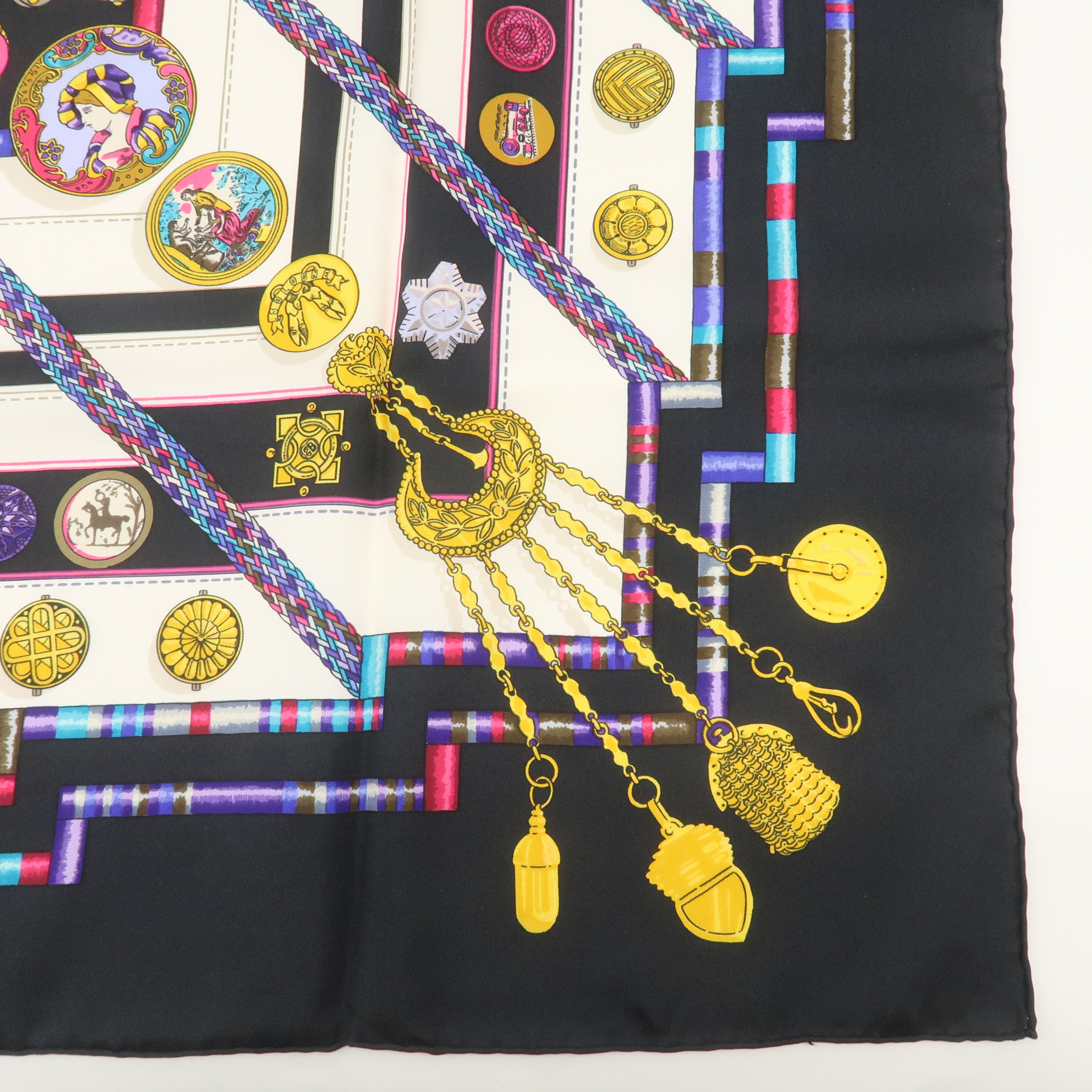 HERMES Carre 90 100% Silk Scarf Pelile Main Seamstress Print Black