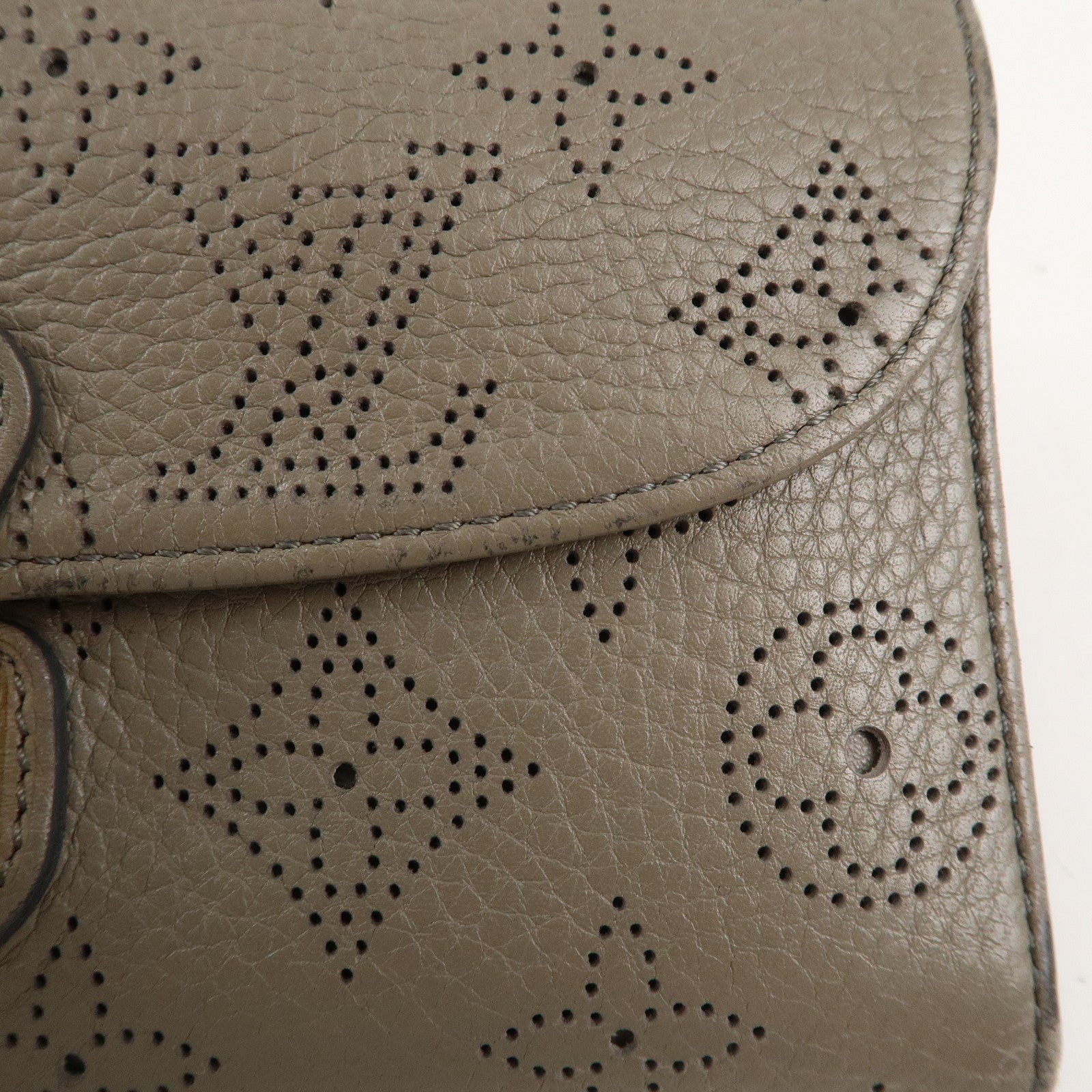 Louis Vuitton Monogram Mahina Portefeuille Amelia Taupe M93761